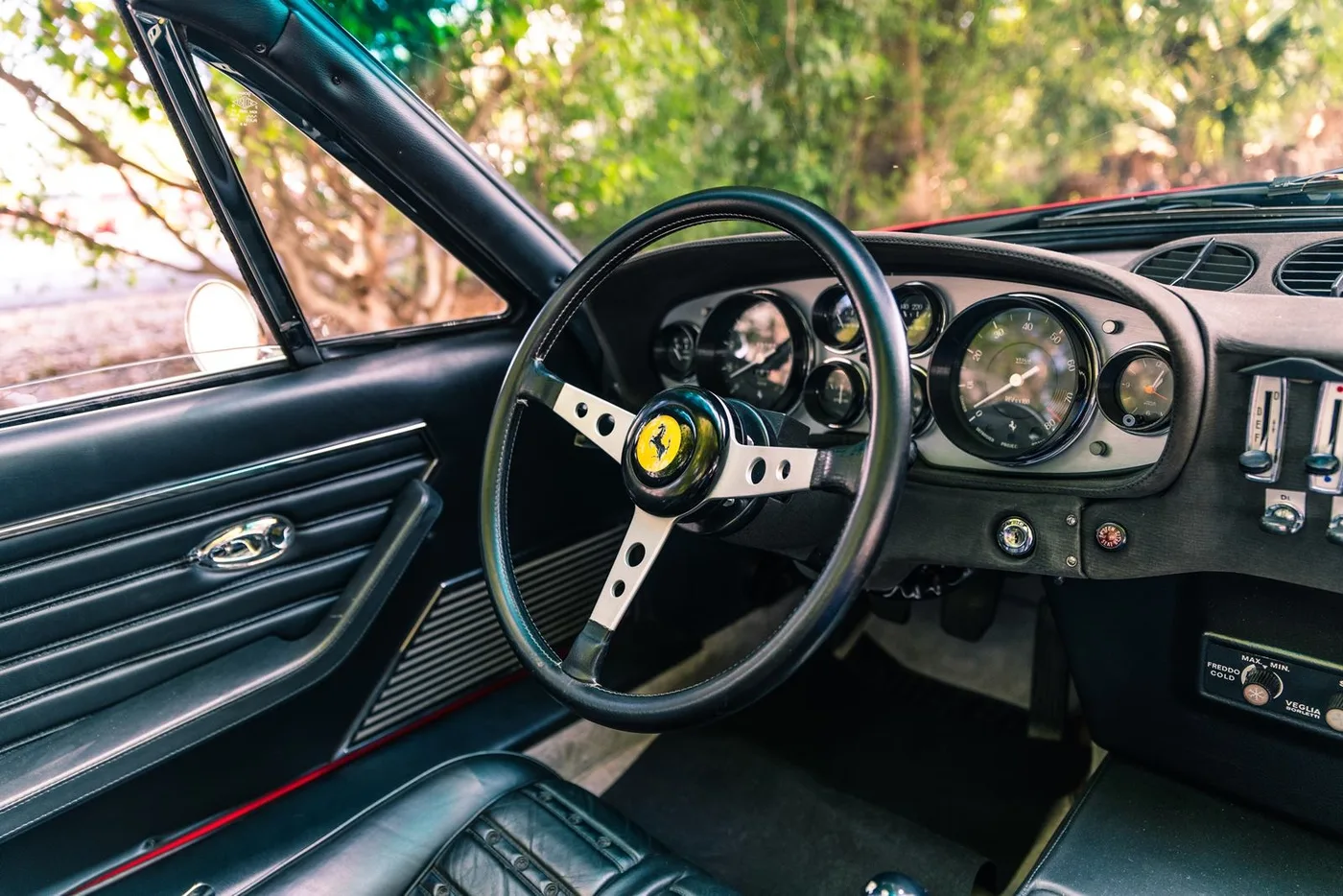 1972 Ferrari 365 GTS/4 Daytona Spyder proposée par un concessionnaire spécialisé à Chorleywood, Royaume-Uni, photo 4 sur 15