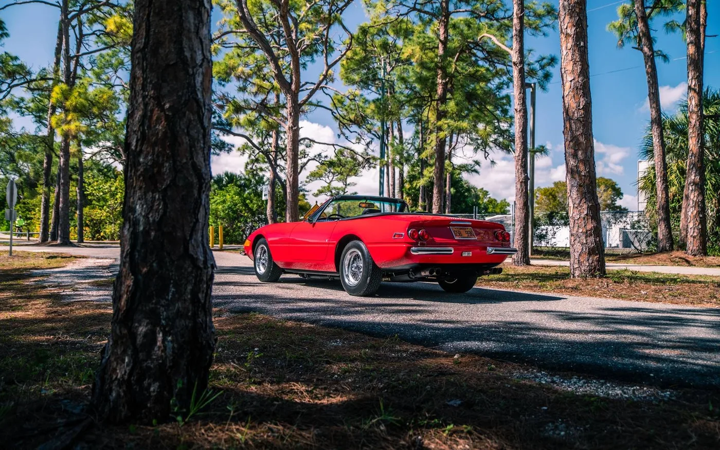 1972 Ferrari 365 GTS/4 Daytona Spyder proposée par un concessionnaire spécialisé à Chorleywood, Royaume-Uni, photo 6 sur 15