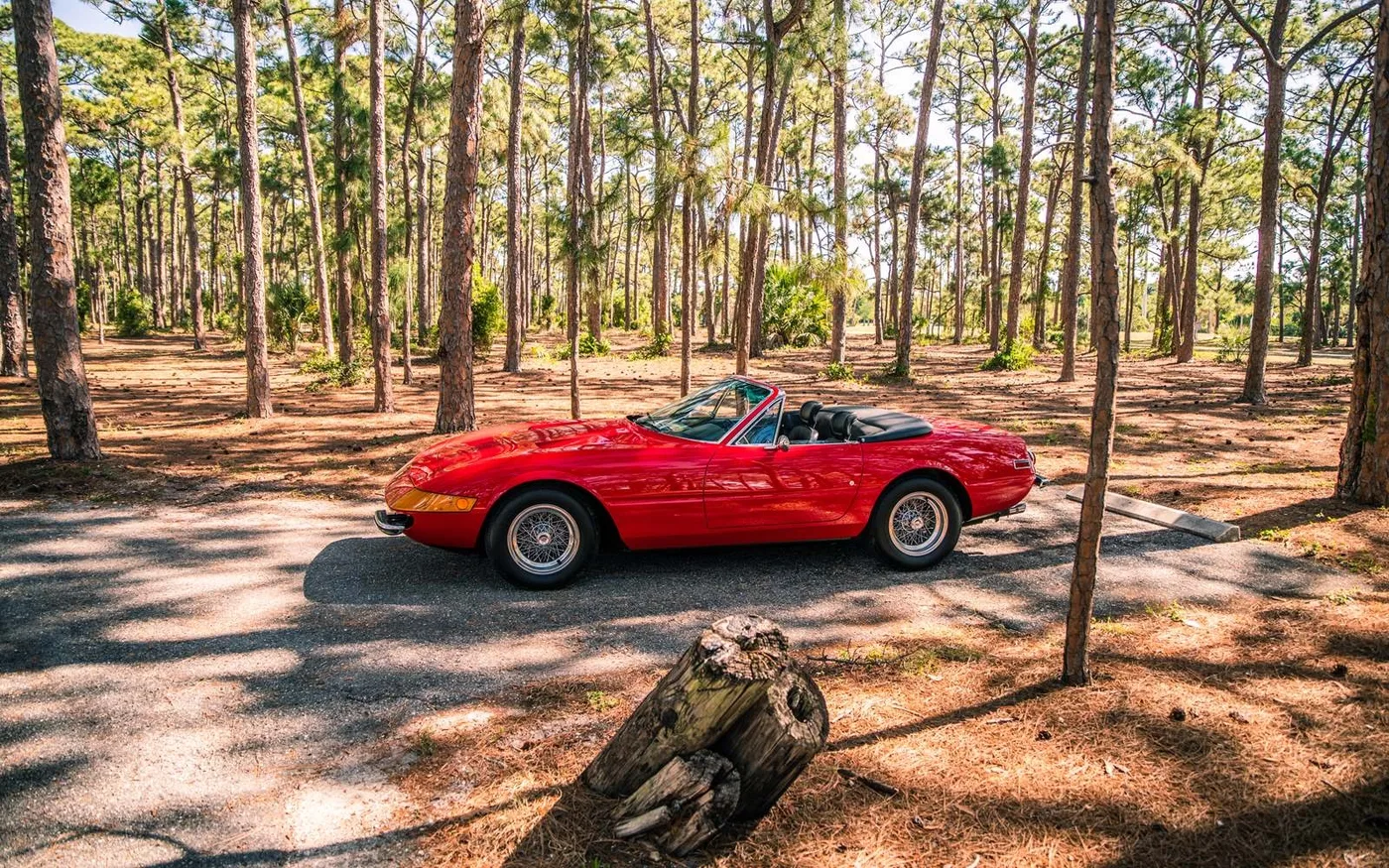 1972 Ferrari 365 GTS/4 Daytona Spyder proposée par un concessionnaire spécialisé à Chorleywood, Royaume-Uni, photo 11 sur 15