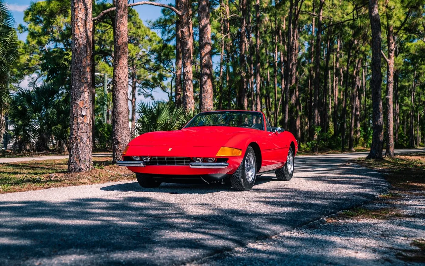 1972 Ferrari 365 GTS/4 Daytona Spyder proposée par un concessionnaire spécialisé à Chorleywood, Royaume-Uni, photo 12 sur 15