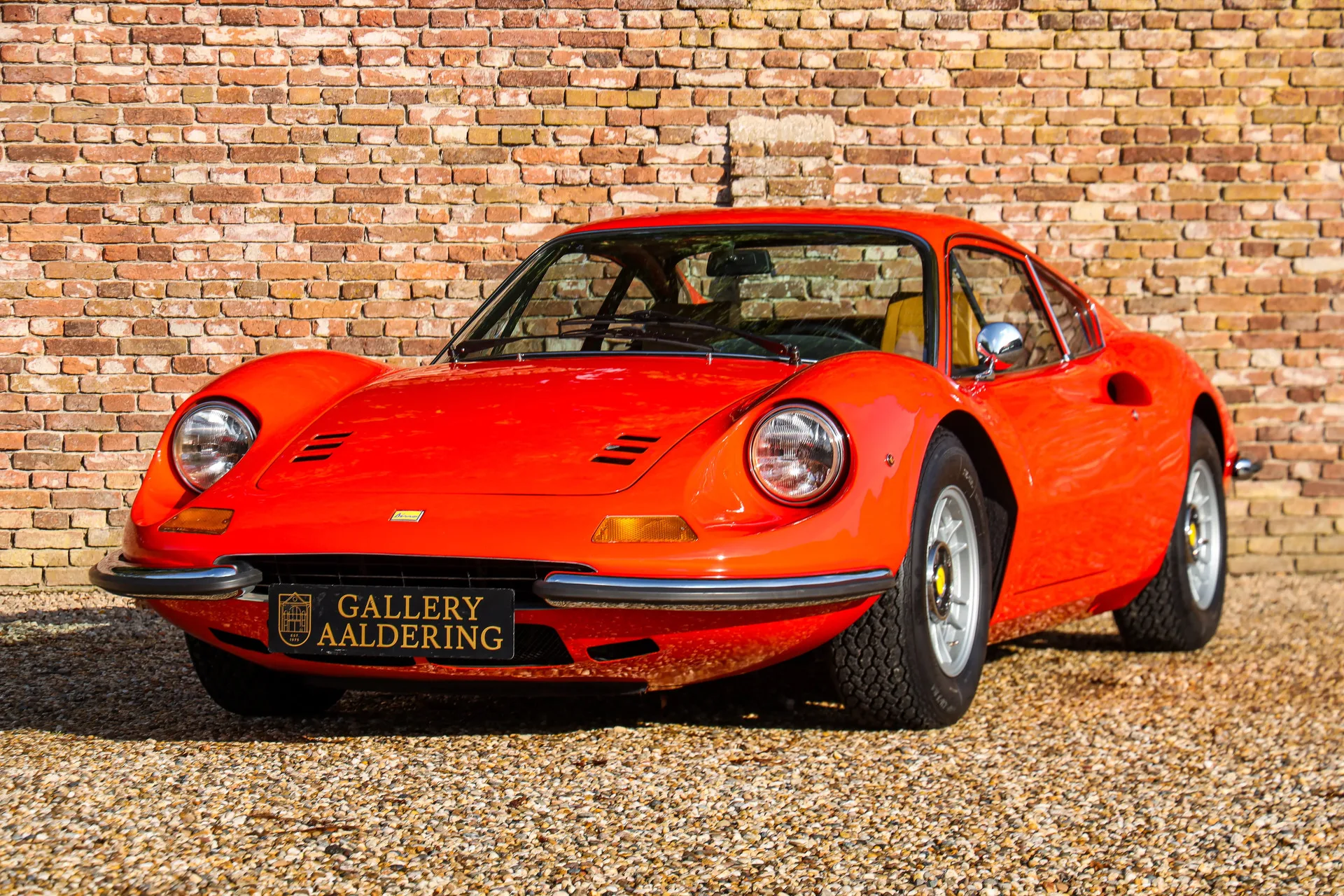 1972 Ferrari Dino 246 GT en un concesionario especializado de Brummen, Países Bajos, foto principal
