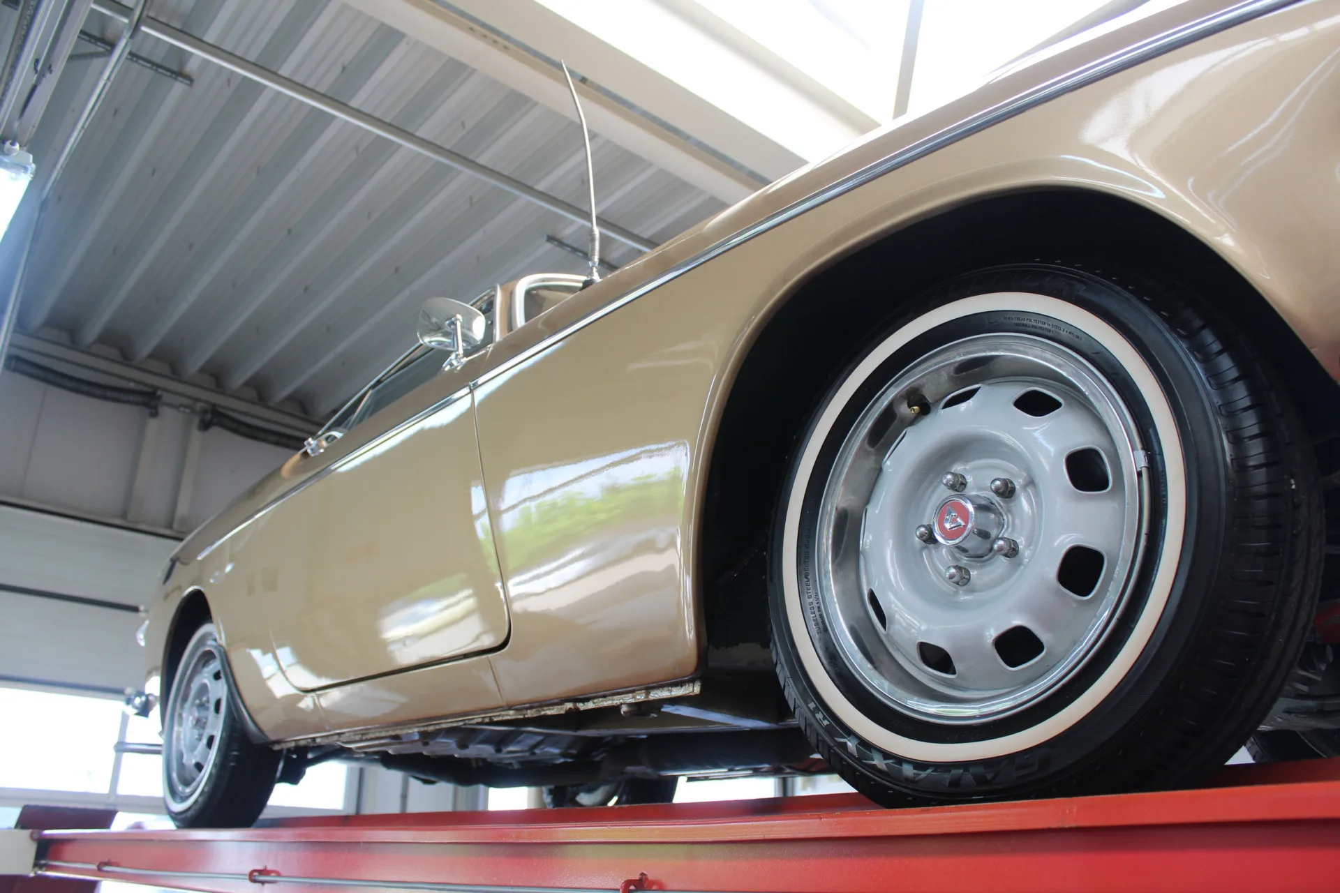1972 Volvo P1800E, 9/30