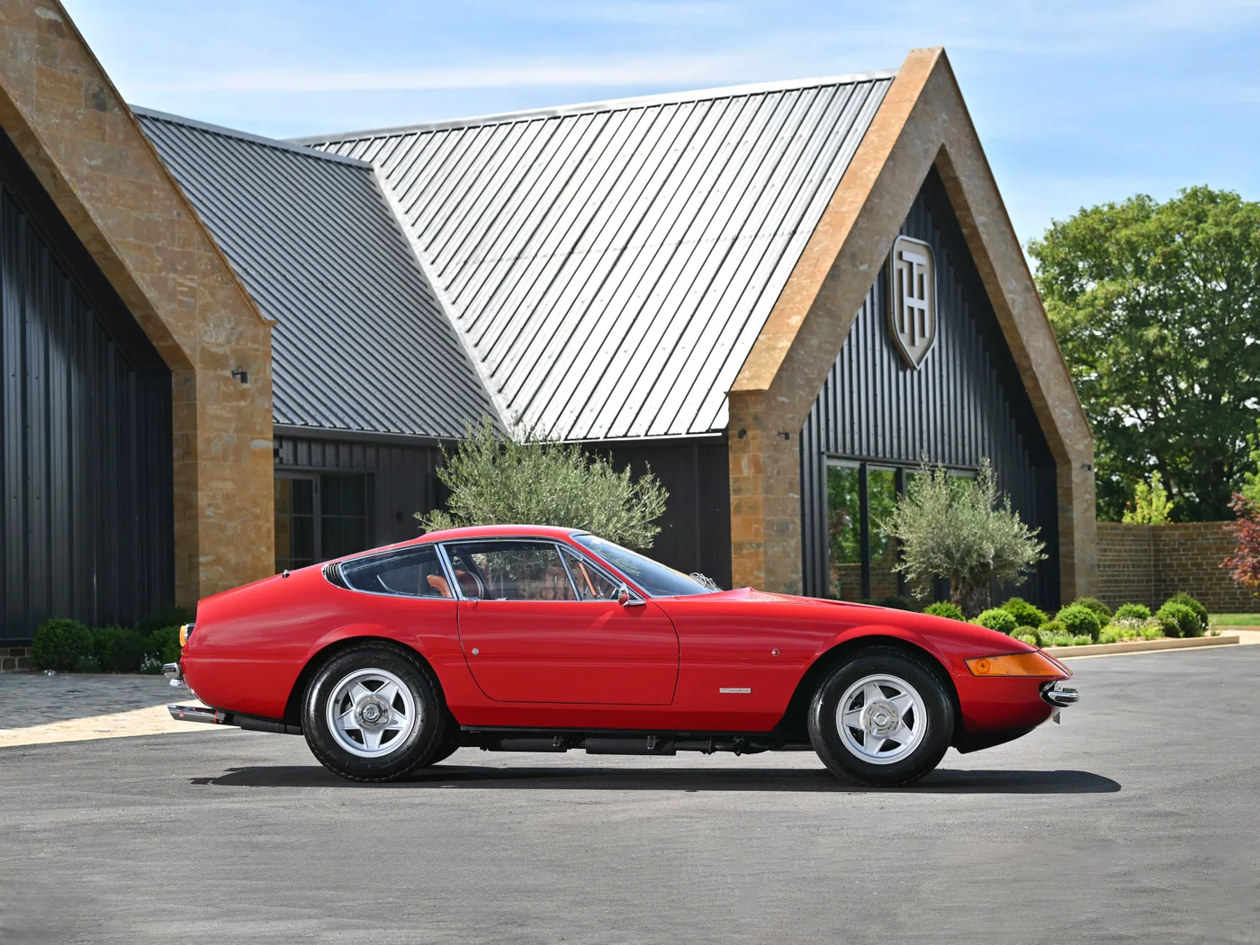 1973 Ferrari 365 GTB/4 Daytona offered by a specialist dealer in Hook Norton, United Kingdom, photo 9 of 25