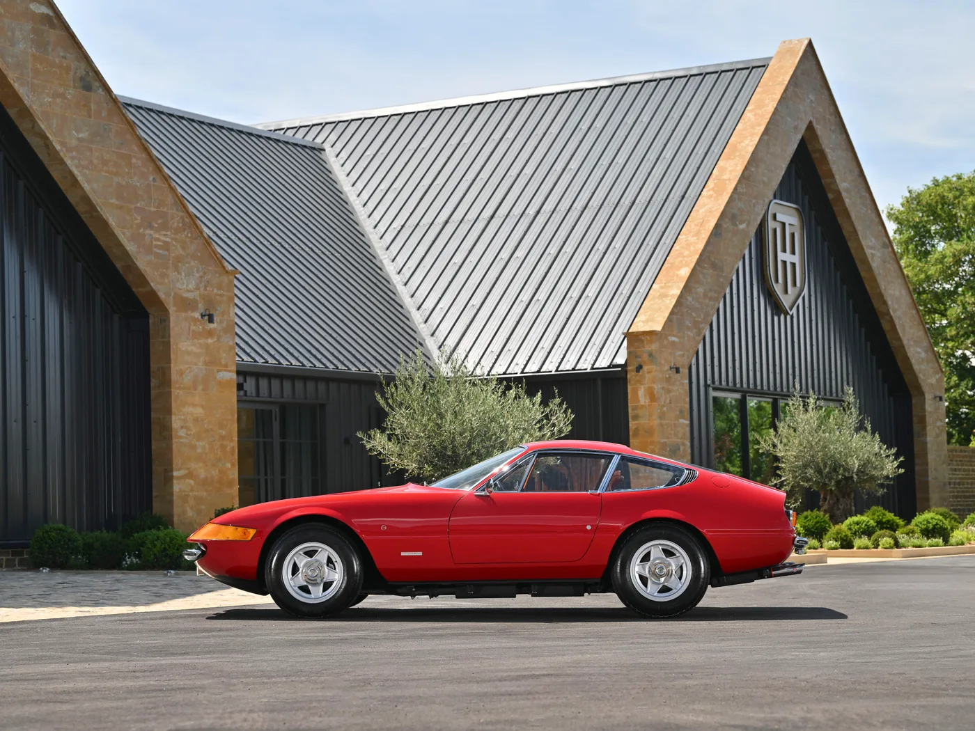 1973 Ferrari 365 GTB/4 Daytona offered by a specialist dealer in Hook Norton, United Kingdom, photo 10 of 25