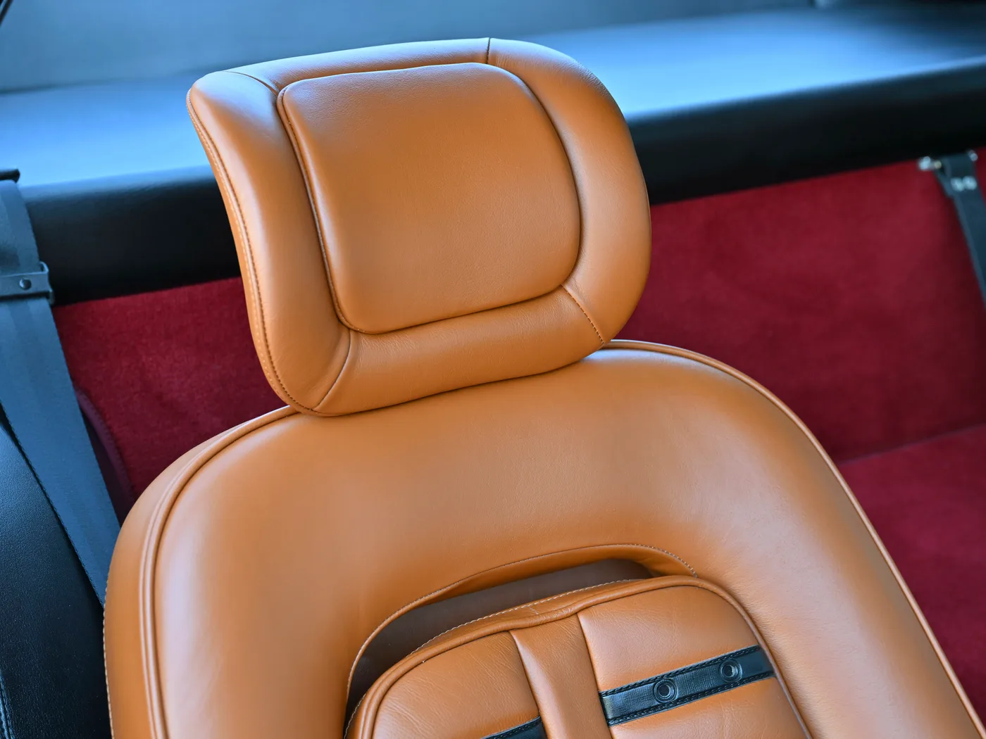 1973 Ferrari 365 GTB/4 Daytona offered by a specialist dealer in Hook Norton, United Kingdom, photo 20 of 25