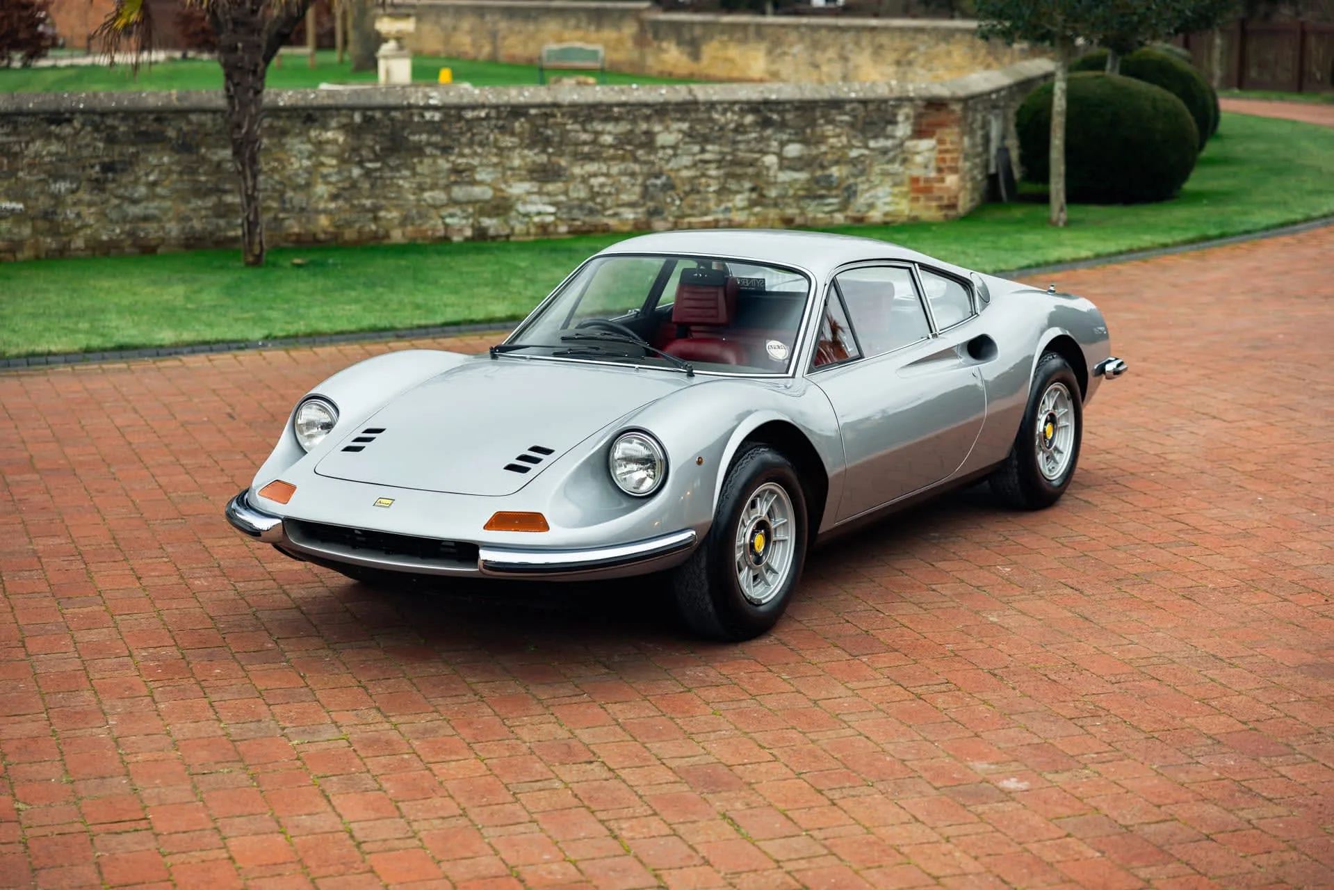 1973 Ferrari Dino 246 GT Serie E proposée par un concessionnaire spécialisé à Oxford, Royaume-Uni, photo principale