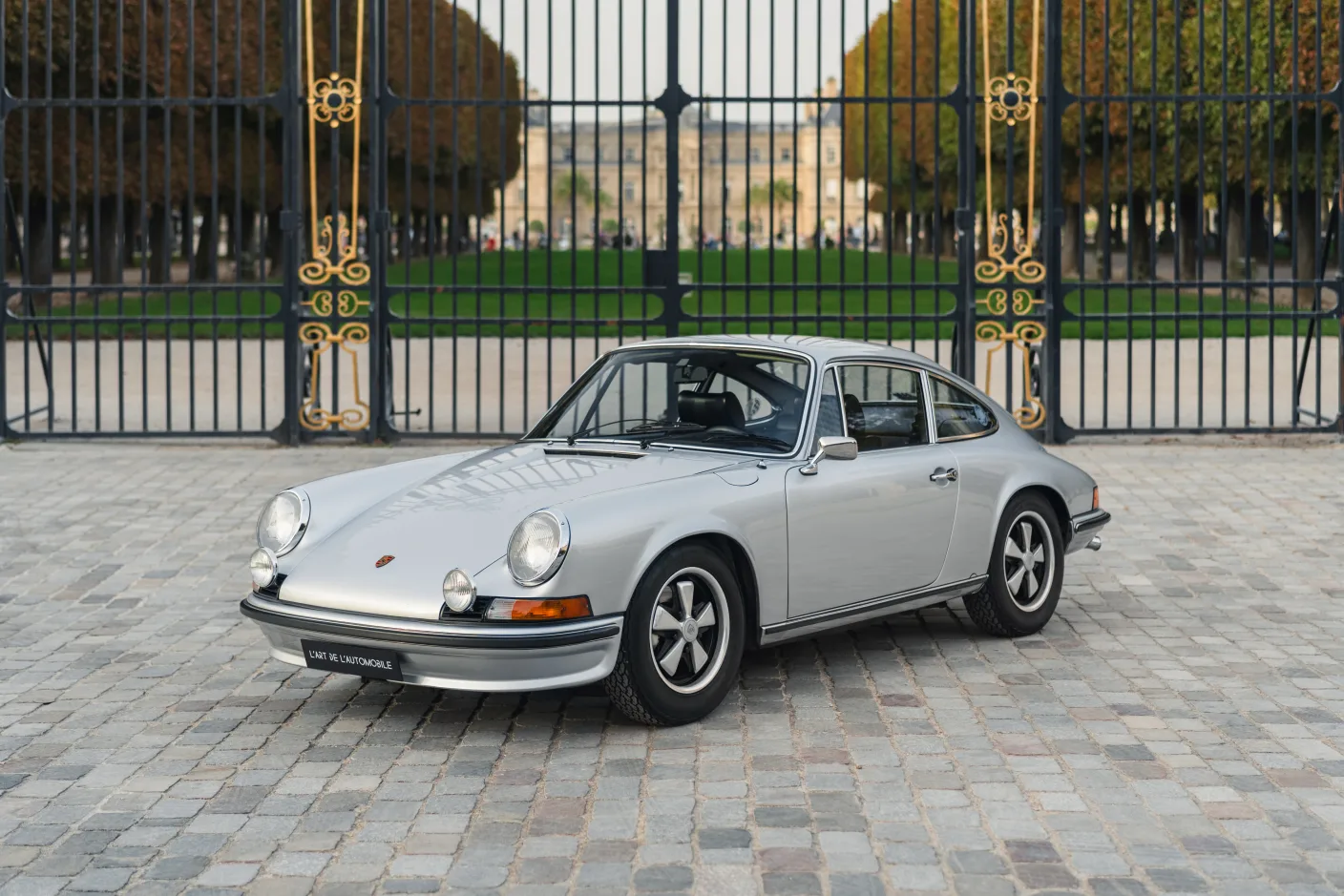 1973 Porsche 911 S 2.4 Coupé proposée par un concessionnaire spécialisé à Paris, France, photo principale