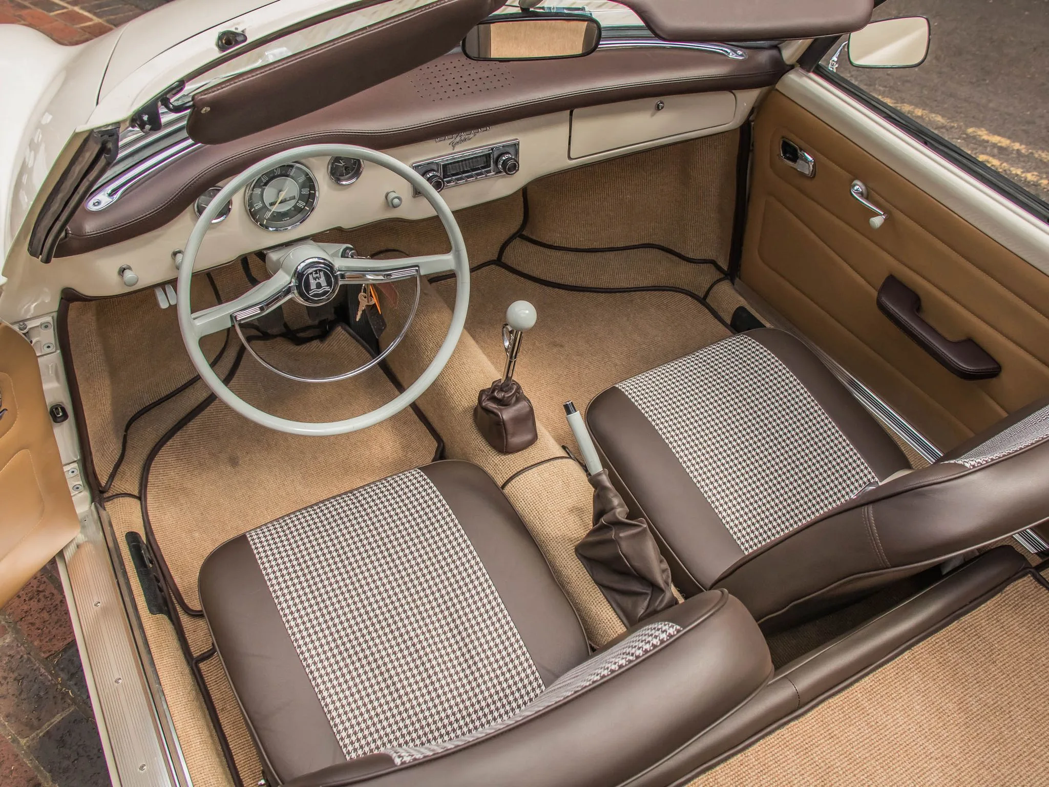 1973 Volkswagen Karmann Ghia Cabriolet, 16/20