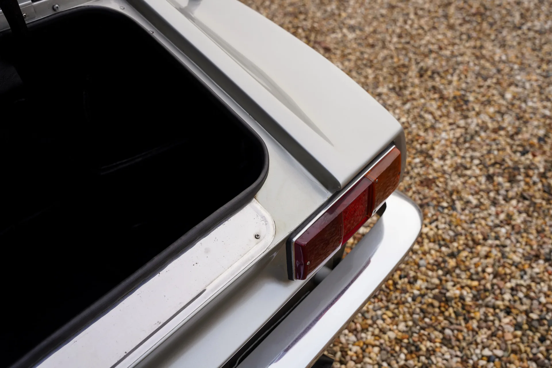 1974 Aston Martin V8 Series 3, 29/30