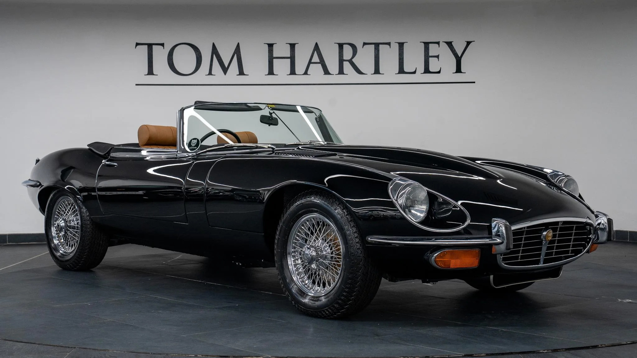 1975 Jaguar E-Type V12 proposée par un concessionnaire spécialisé à Swadlincote, Royaume-Uni, photo principale