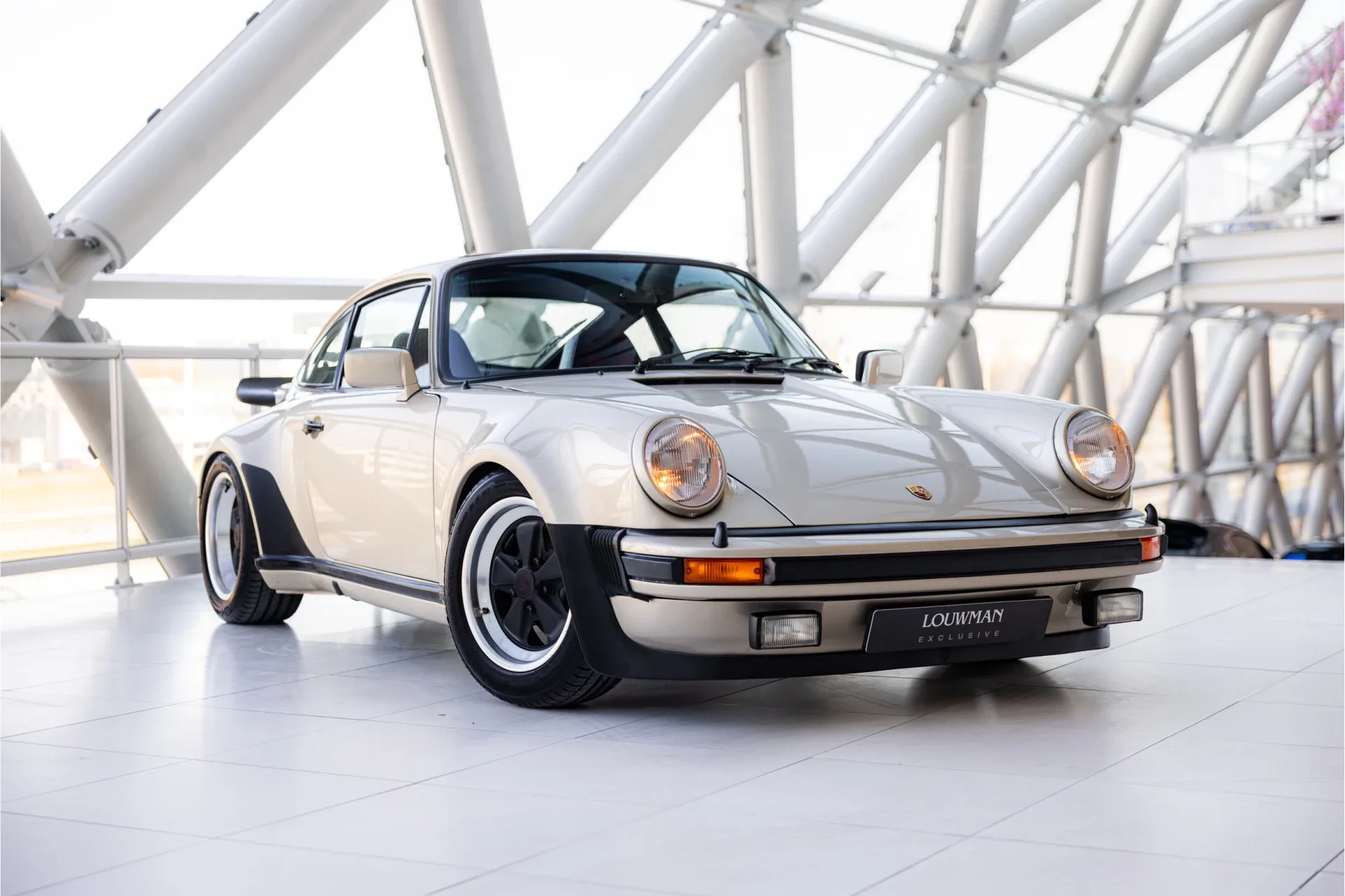 1976 Porsche 911 Turbo 3.0 proposée par un concessionnaire agréé McLaren et Morgan à Utrecht, Pays-Bas, photo principale