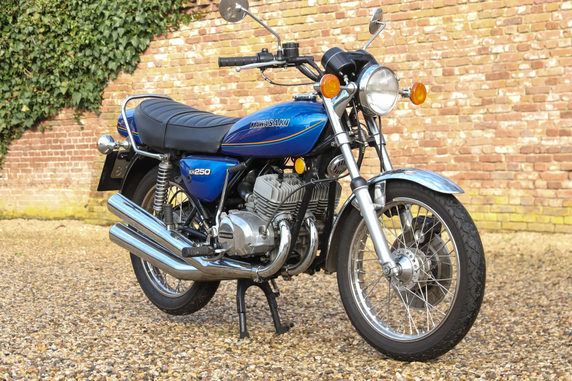 1977 Kawasaki KH 250 offered by a specialist dealer in Brummen, Netherlands, main photo