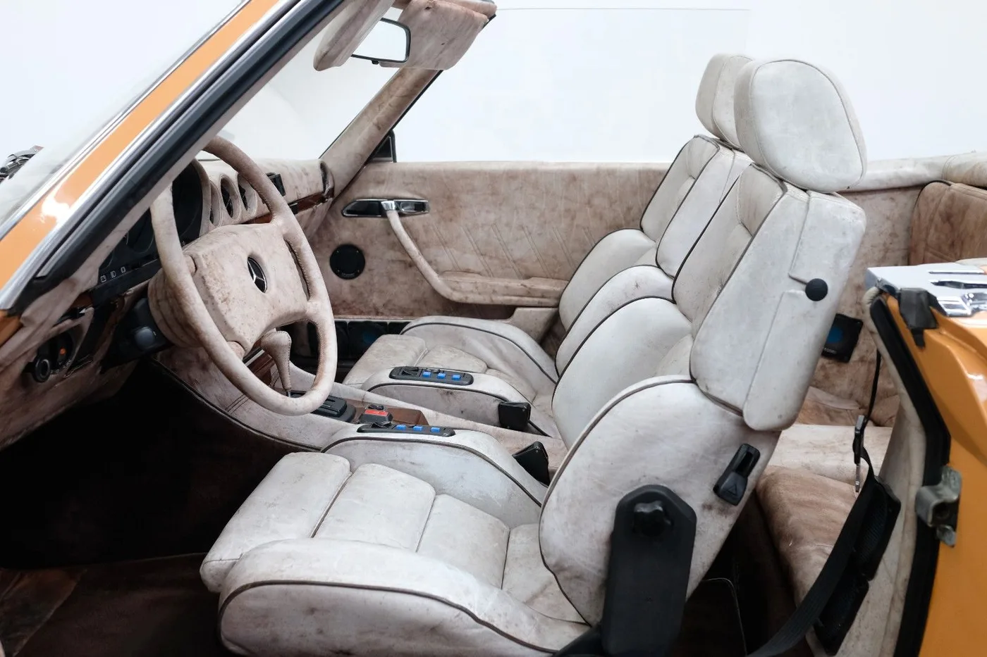 1977 Mercedes-Benz 280 SL proposée par un concessionnaire spécialisé à Nuremberg, Allemagne, photo 13 sur 15