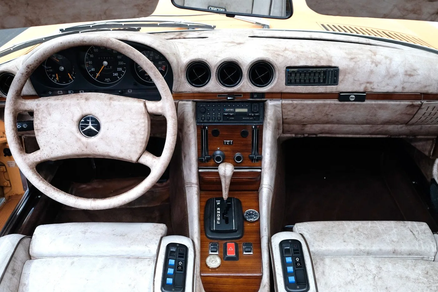 1977 Mercedes-Benz 280 SL proposée par un concessionnaire spécialisé à Nuremberg, Allemagne, photo 15 sur 15