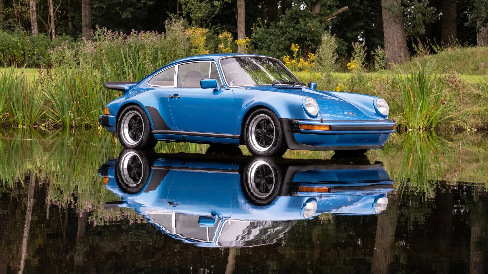 1977 Porsche 911 Turbo 3.0 proposée par un concessionnaire spécialisé à Swadlincote, Royaume-Uni, photo principale