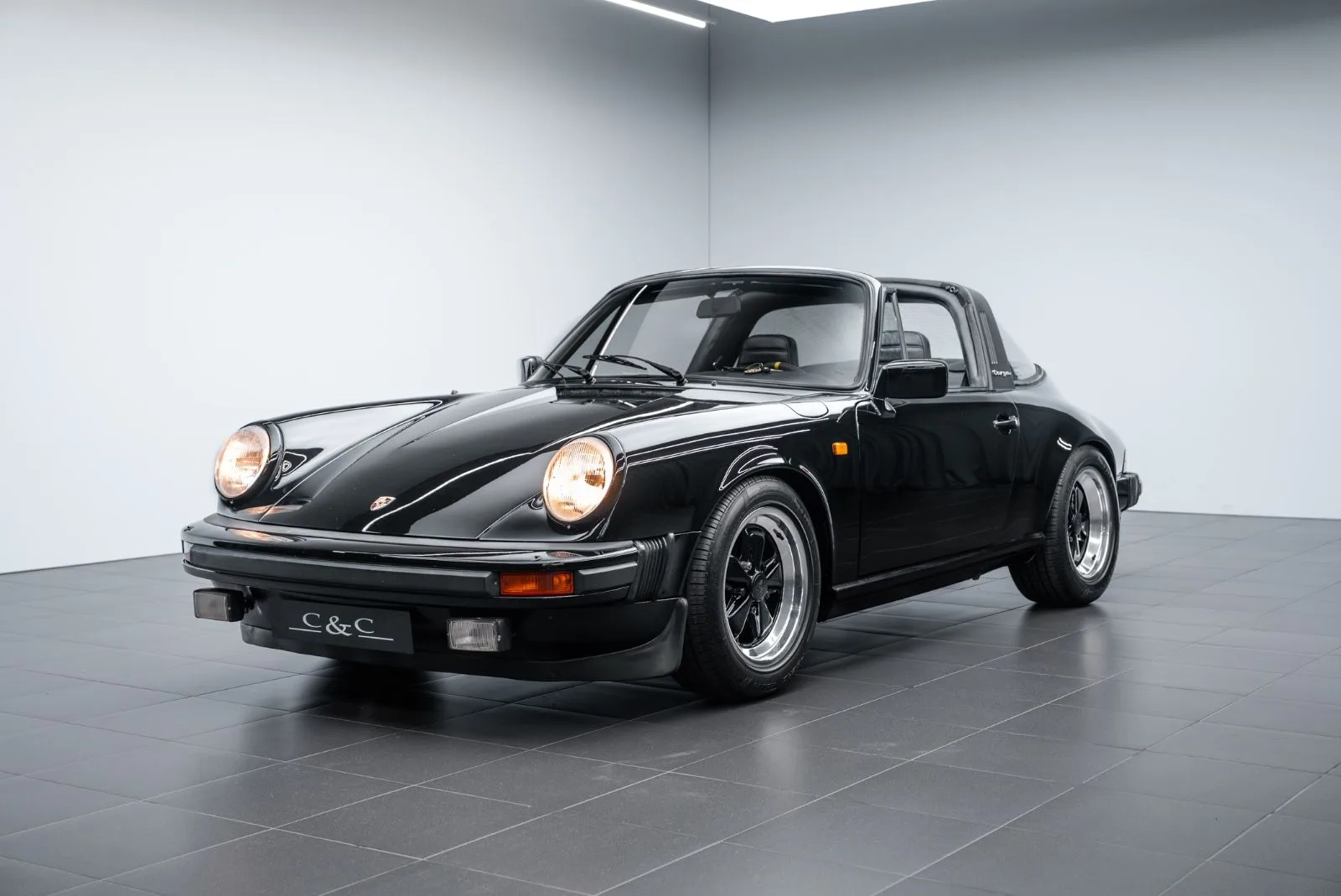 1977 Porsche 911 SC Targa offered by a specialist dealer in Putzbrunn, Germany, main photo