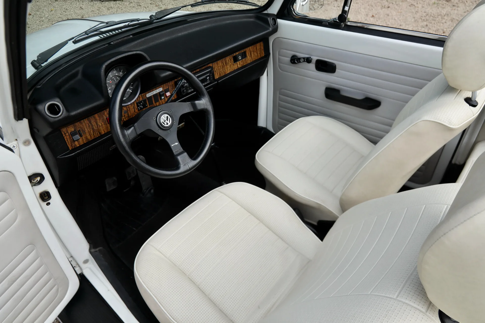 1977 Volkswagen 1303 Cabriolet Champagne Edition, 3/30