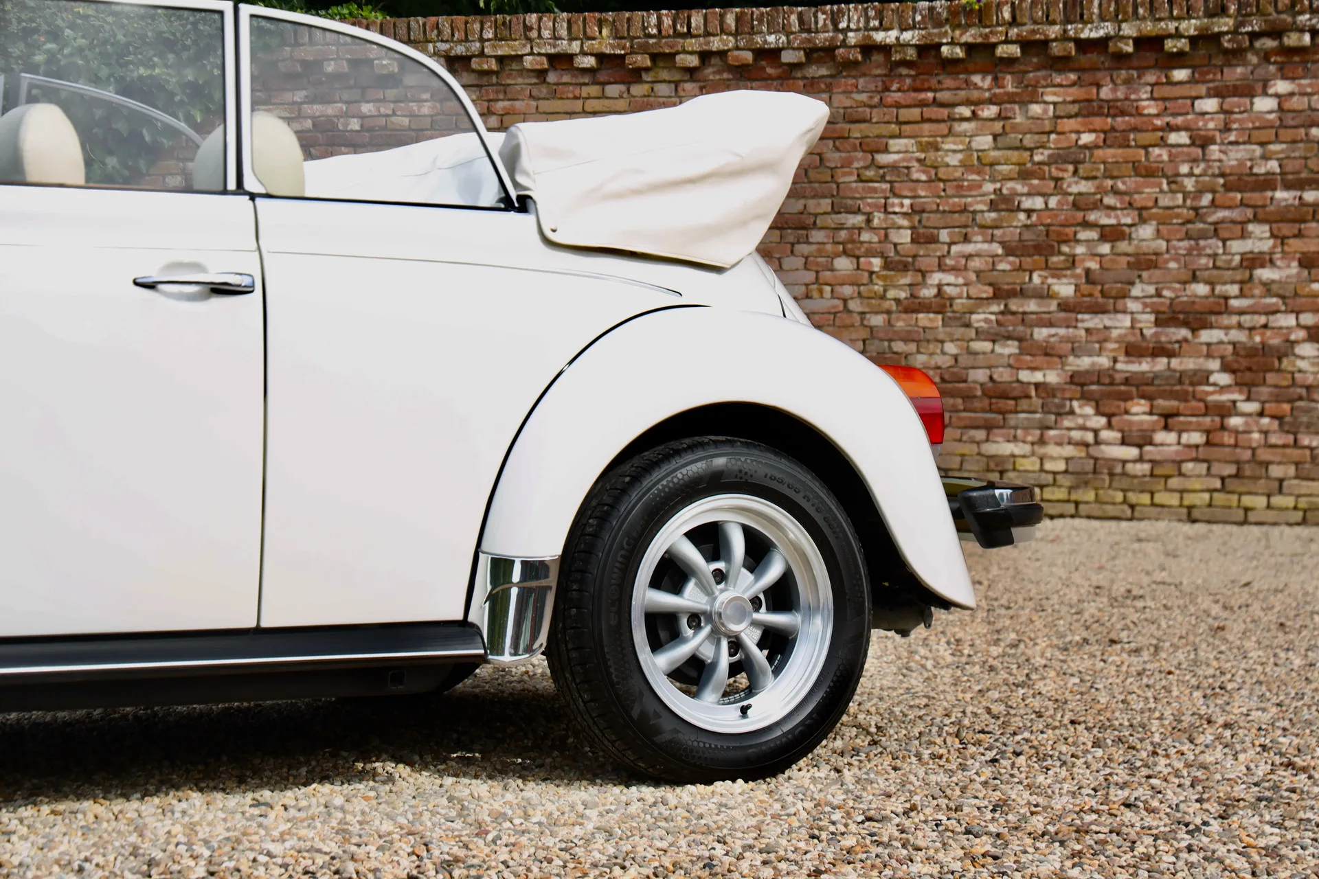 1977 Volkswagen 1303 Cabriolet Champagne Edition, 29/30