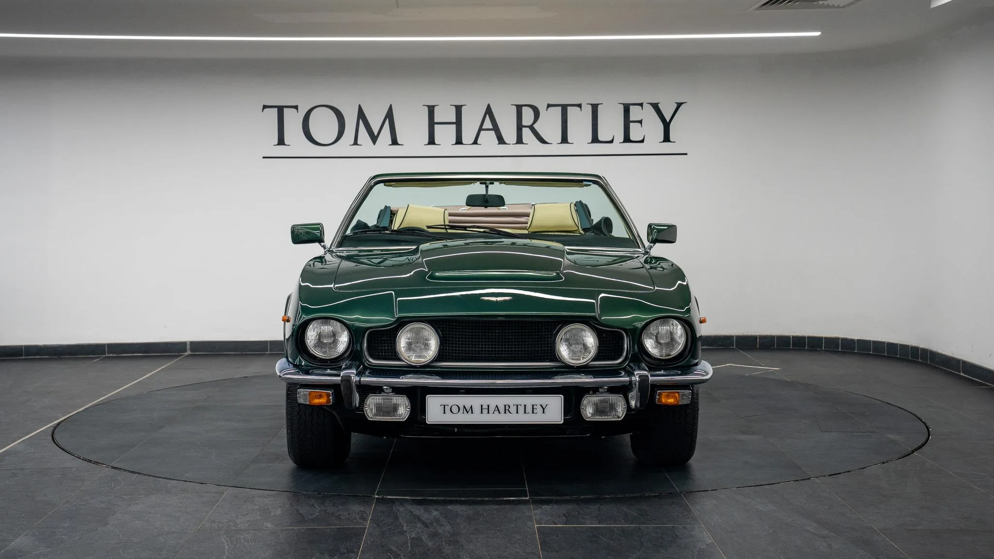 1979 Aston Martin V8 Volante, Oscar India proposée par un concessionnaire spécialisé à Swadlincote, Royaume-Uni, photo principale