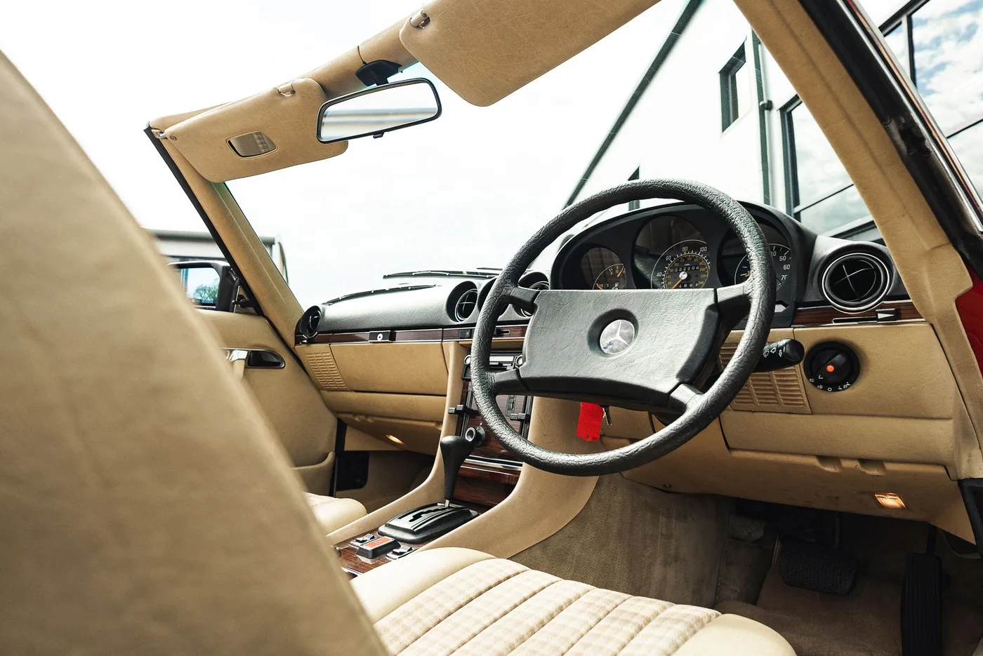 1980 Mercedes-Benz 380 SL proposée par un spécialiste de la supercar à Preston, Royaume-Uni, photo 22 sur 25