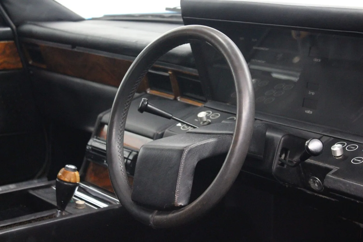 1982 Aston Martin Lagonda Series 2 proposée par un concessionnaire spécialisé à Nuremberg, Allemagne, photo 13 sur 15