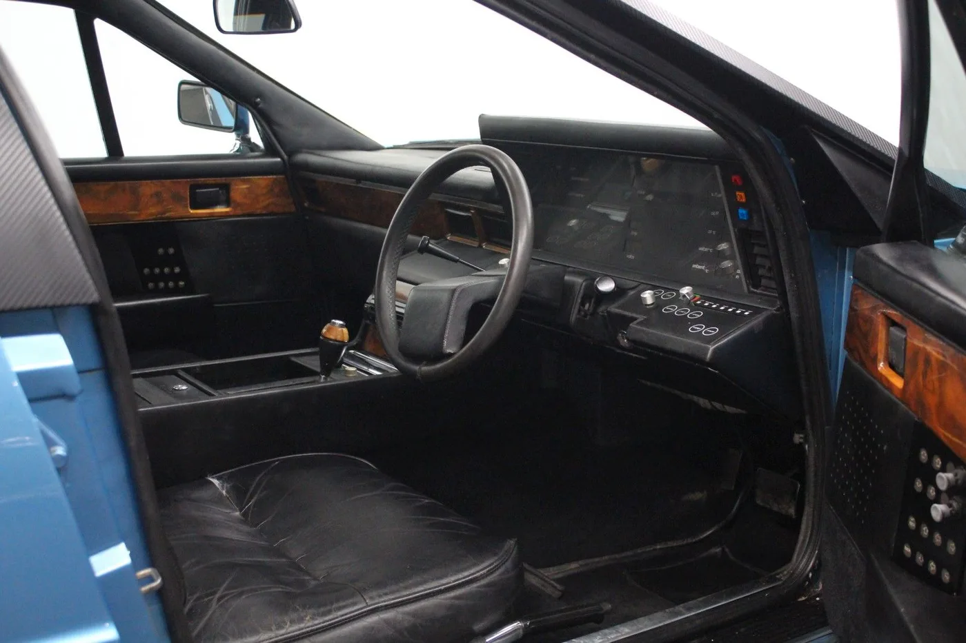 1982 Aston Martin Lagonda Series 2 proposée par un concessionnaire spécialisé à Nuremberg, Allemagne, photo 14 sur 15