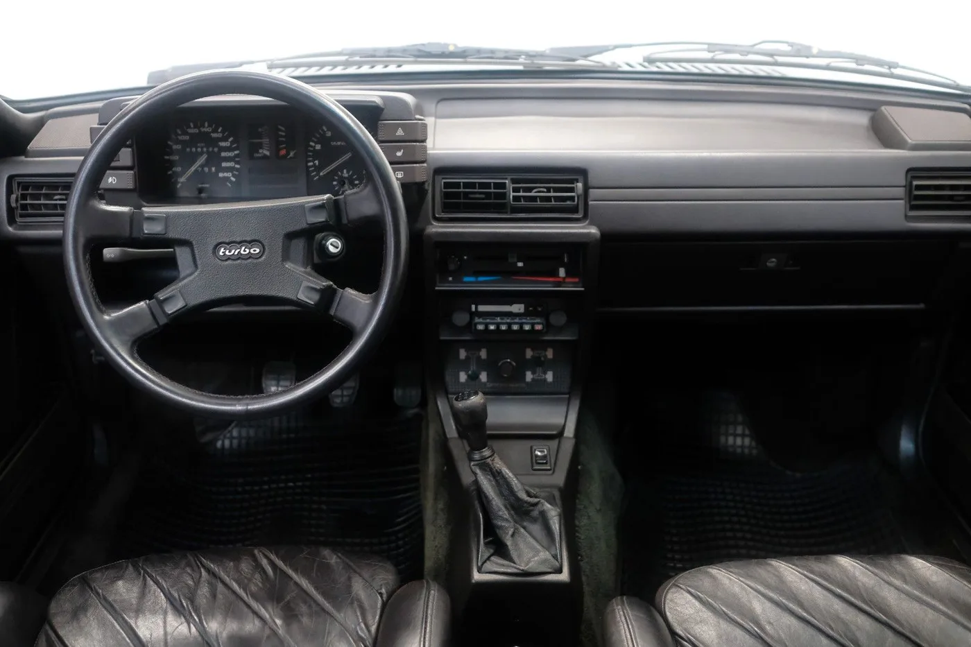 1982 Audi quattro proposée par un concessionnaire spécialisé à Nuremberg, Allemagne, photo 14 sur 15