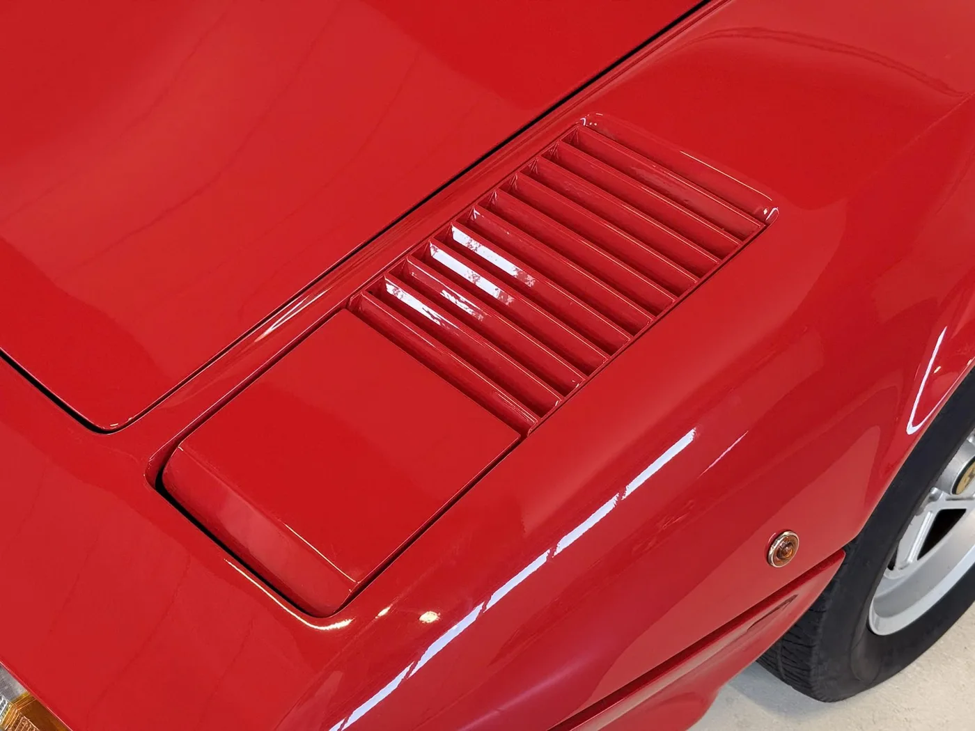 1982 Ferrari 208 GTS offered by a specialist dealer in Lucca, Italy, photo 17 of 25