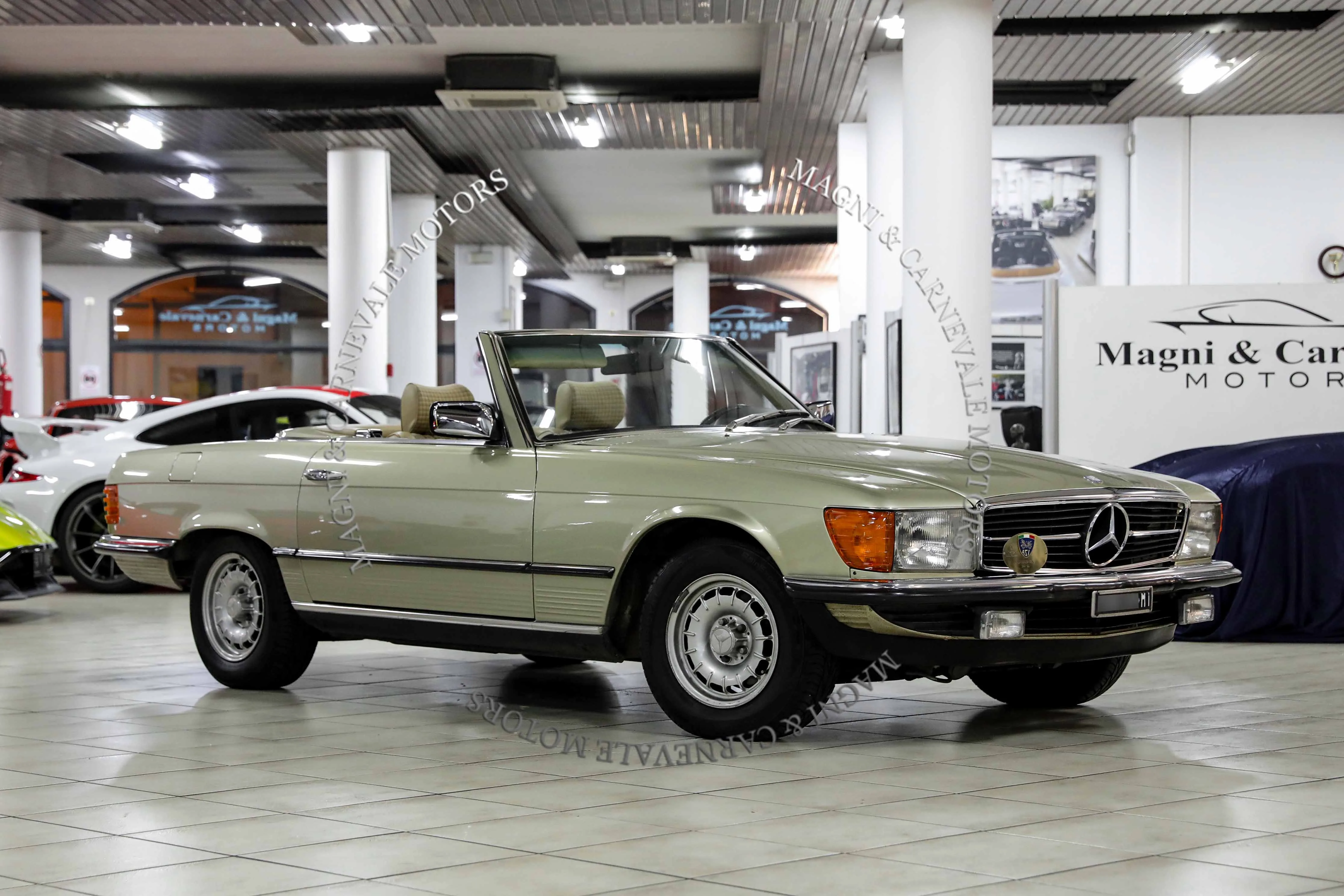 1982 Mercedes-Benz SL 280 angeboten von einem Fachhändler in Milan, Italien, Hauptfoto