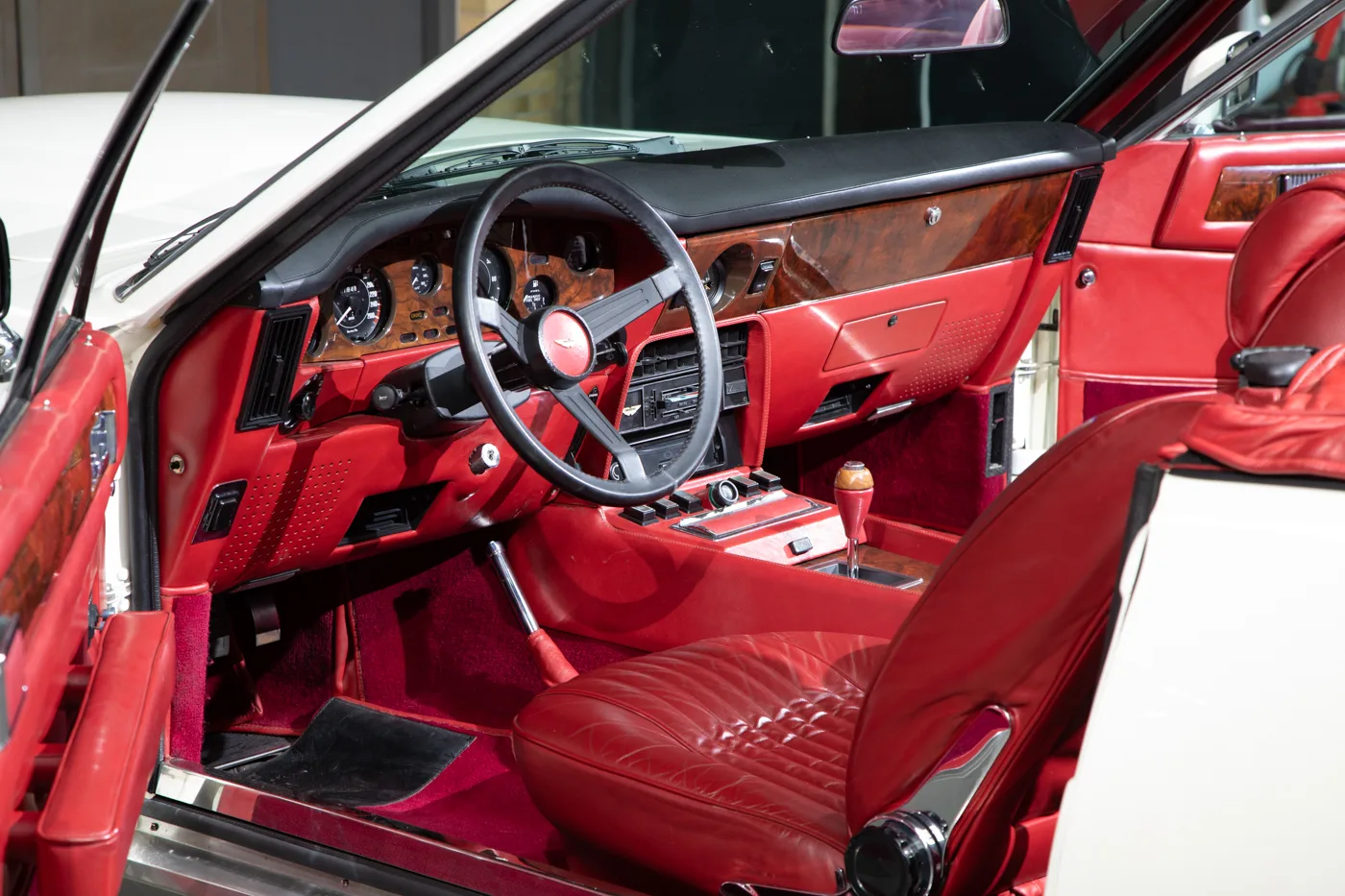1983 Aston Martin V8 Volante Oscar India, 13/24