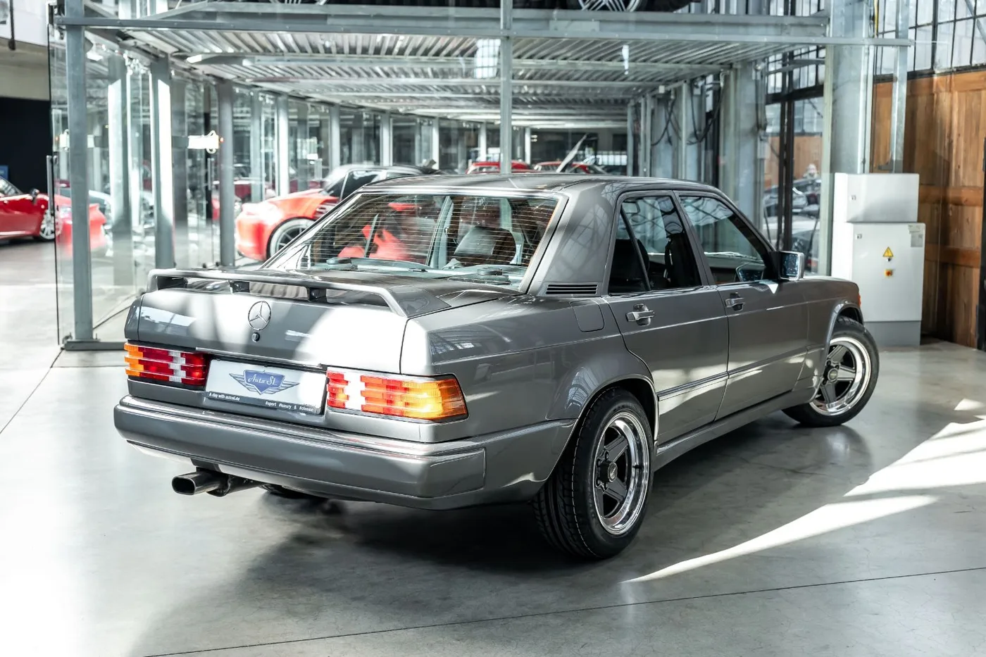 1983 Mercedes-Benz 190 5.0 V8 proposée par un concessionnaire spécialisé à Neuss, Allemagne, photo 2 sur 10