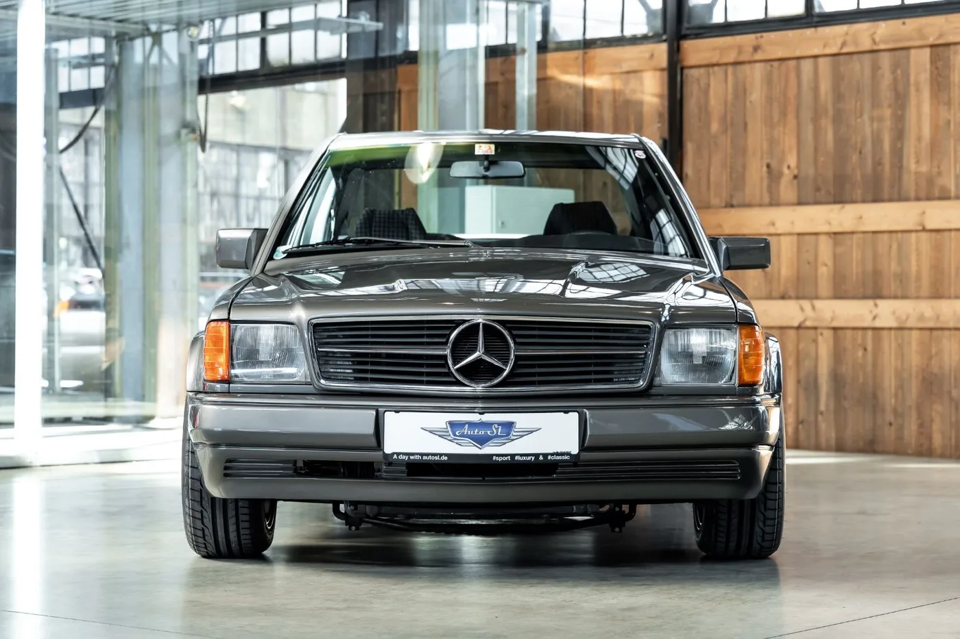 1983 Mercedes-Benz 190 5.0 V8 proposée par un concessionnaire spécialisé à Neuss, Allemagne, photo 3 sur 10