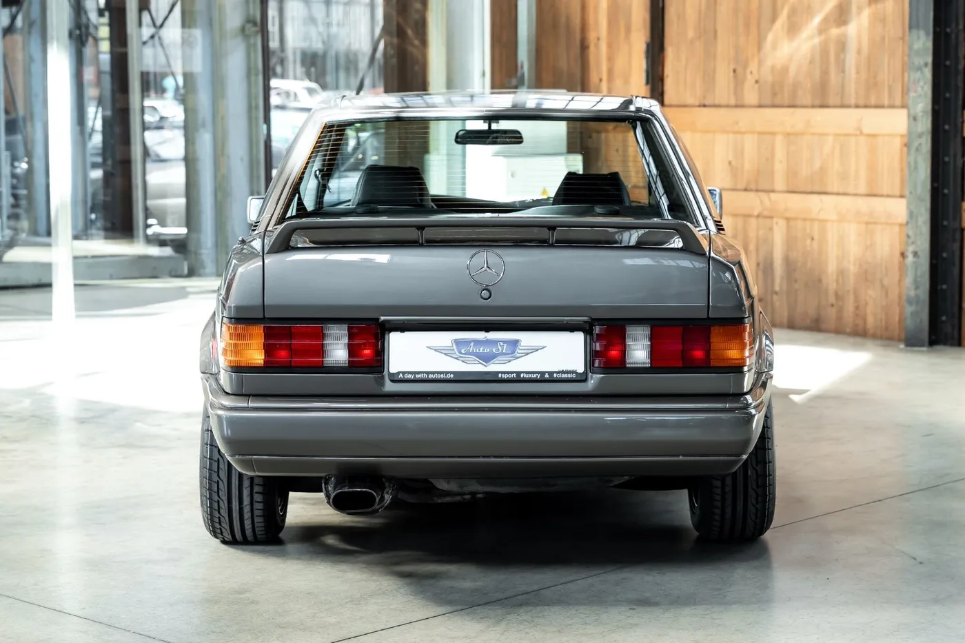 1983 Mercedes-Benz 190 5.0 V8 proposée par un concessionnaire spécialisé à Neuss, Allemagne, photo 4 sur 10