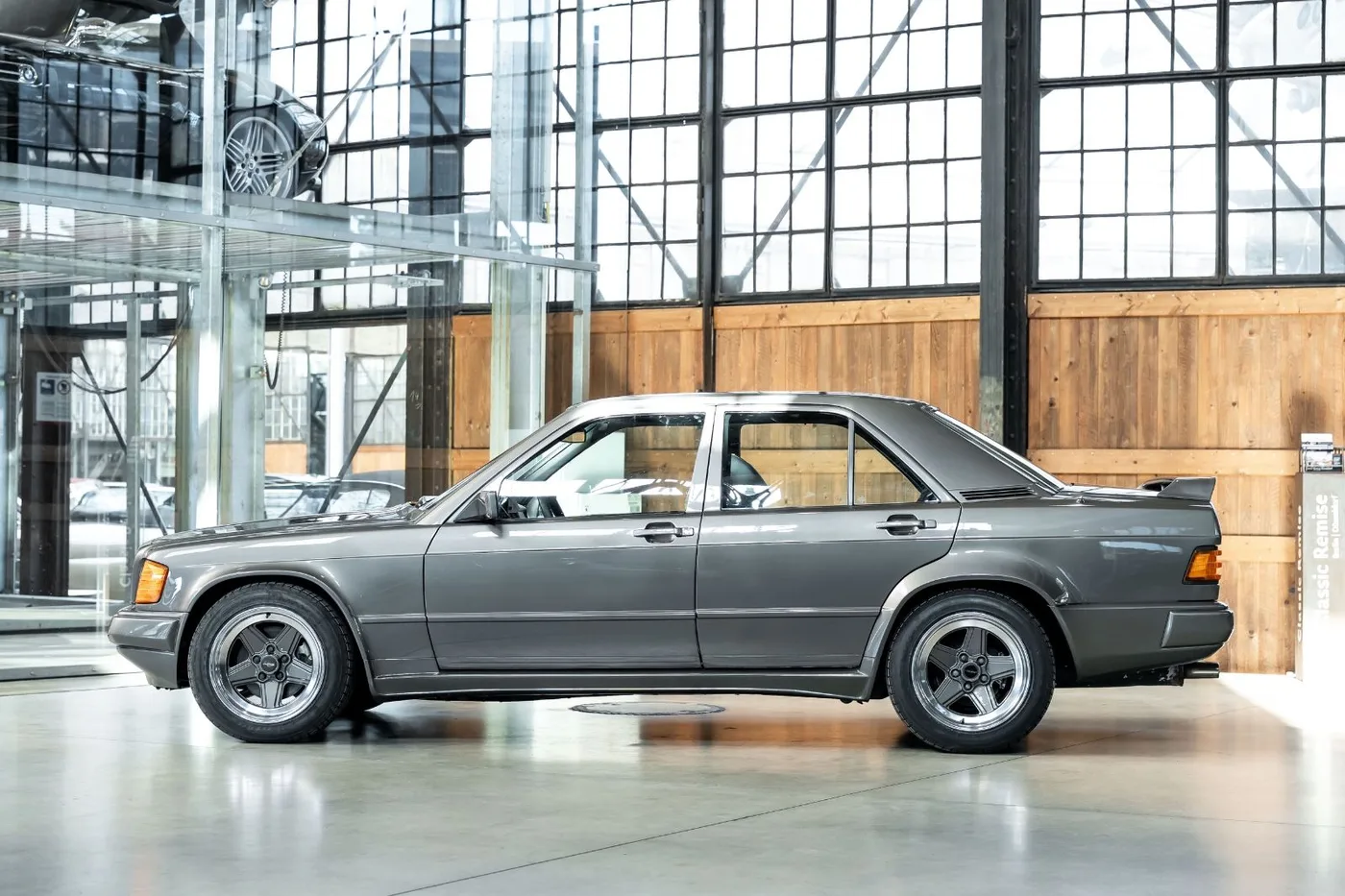 1983 Mercedes-Benz 190 5.0 V8 proposée par un concessionnaire spécialisé à Neuss, Allemagne, photo 5 sur 10