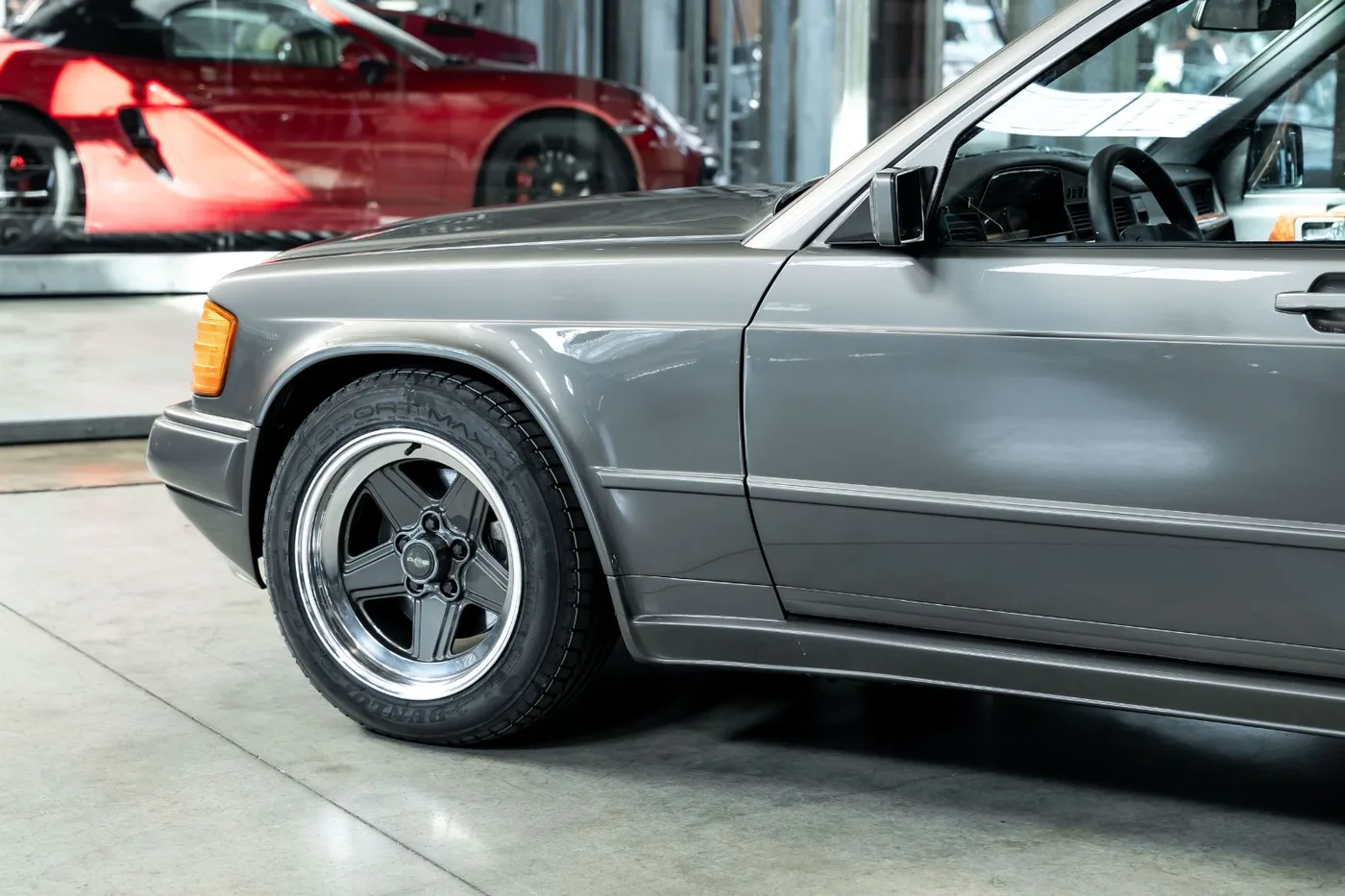 1983 Mercedes-Benz 190 5.0 V8 proposée par un concessionnaire spécialisé à Neuss, Allemagne, photo 6 sur 10