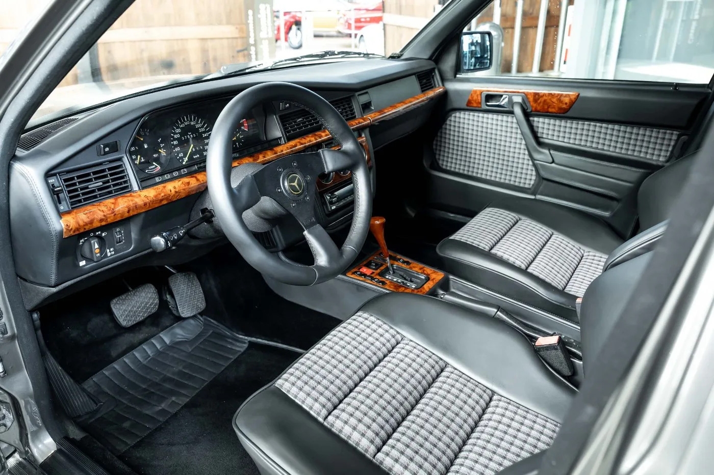 1983 Mercedes-Benz 190 5.0 V8 proposée par un concessionnaire spécialisé à Neuss, Allemagne, photo 8 sur 10