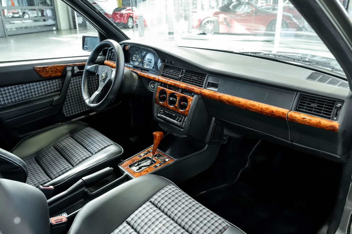 1983 Mercedes-Benz 190 5.0 V8 proposée par un concessionnaire spécialisé à Neuss, Allemagne, photo 9 sur 10