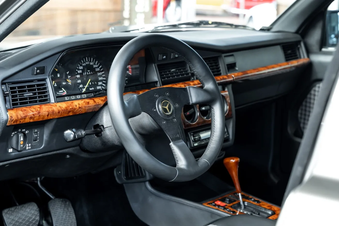 1983 Mercedes-Benz 190 5.0 V8 proposée par un concessionnaire spécialisé à Neuss, Allemagne, photo 10 sur 10