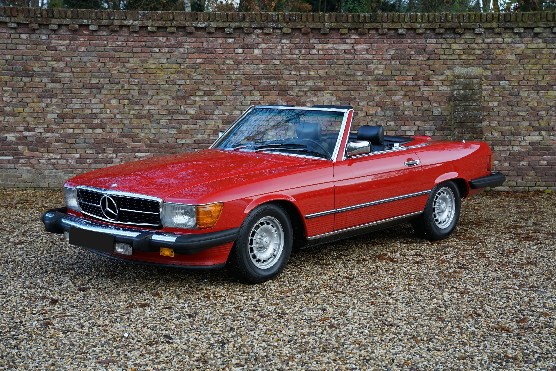 1983 Mercedes-Benz 500 SL offered by a specialist dealer in Brummen, Netherlands, main photo