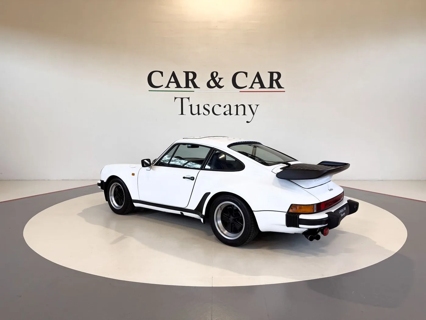 1983 Porsche 911 Turbo 3.3 proposée par un concessionnaire spécialisé à Lucca, Italie, photo 2 sur 25