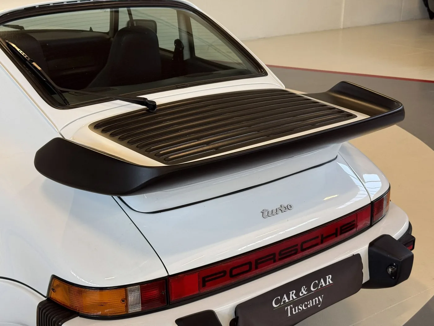 1983 Porsche 911 Turbo 3.3 proposée par un concessionnaire spécialisé à Lucca, Italie, photo 15 sur 25