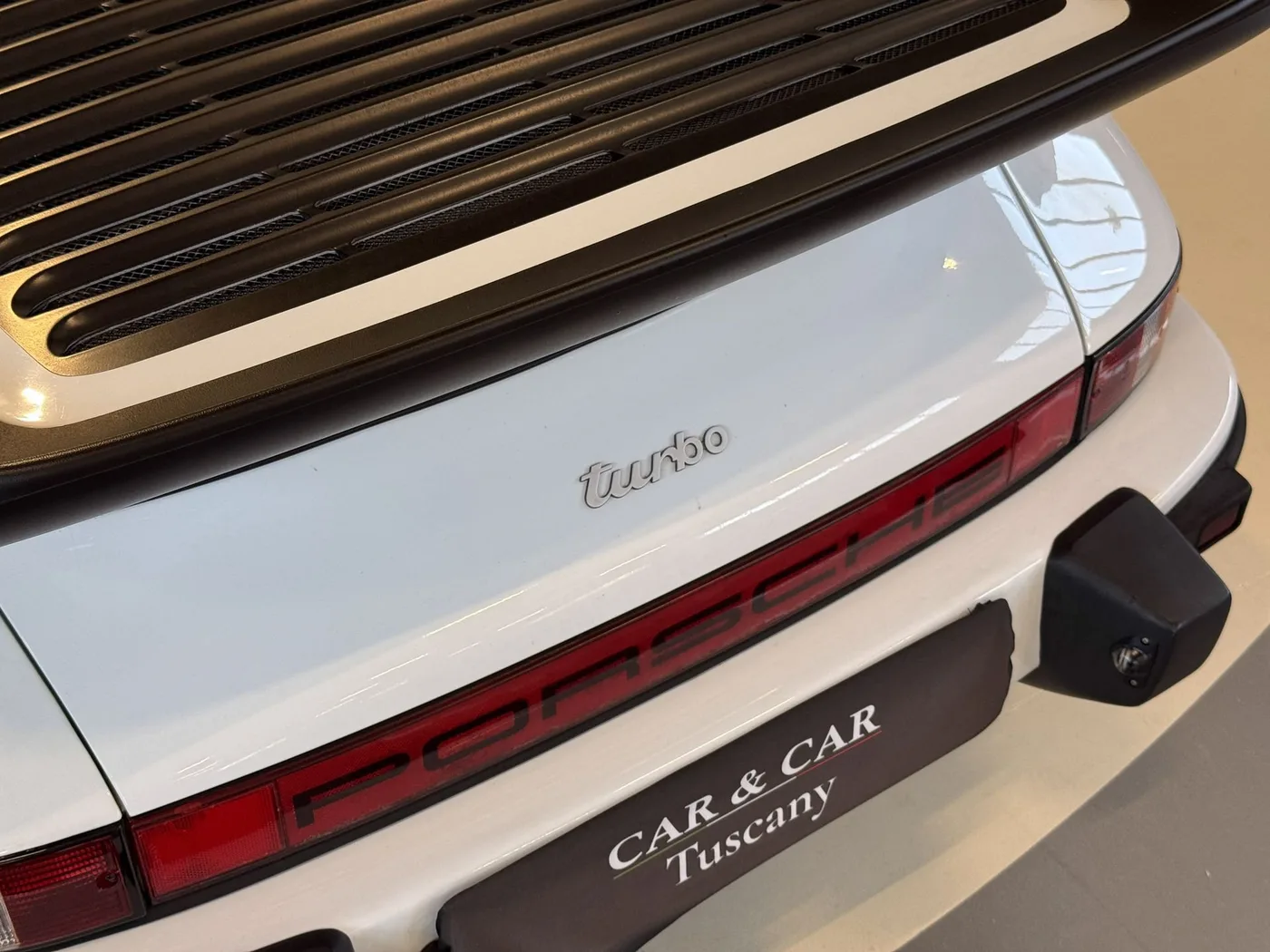 1983 Porsche 911 Turbo 3.3 proposée par un concessionnaire spécialisé à Lucca, Italie, photo 18 sur 25