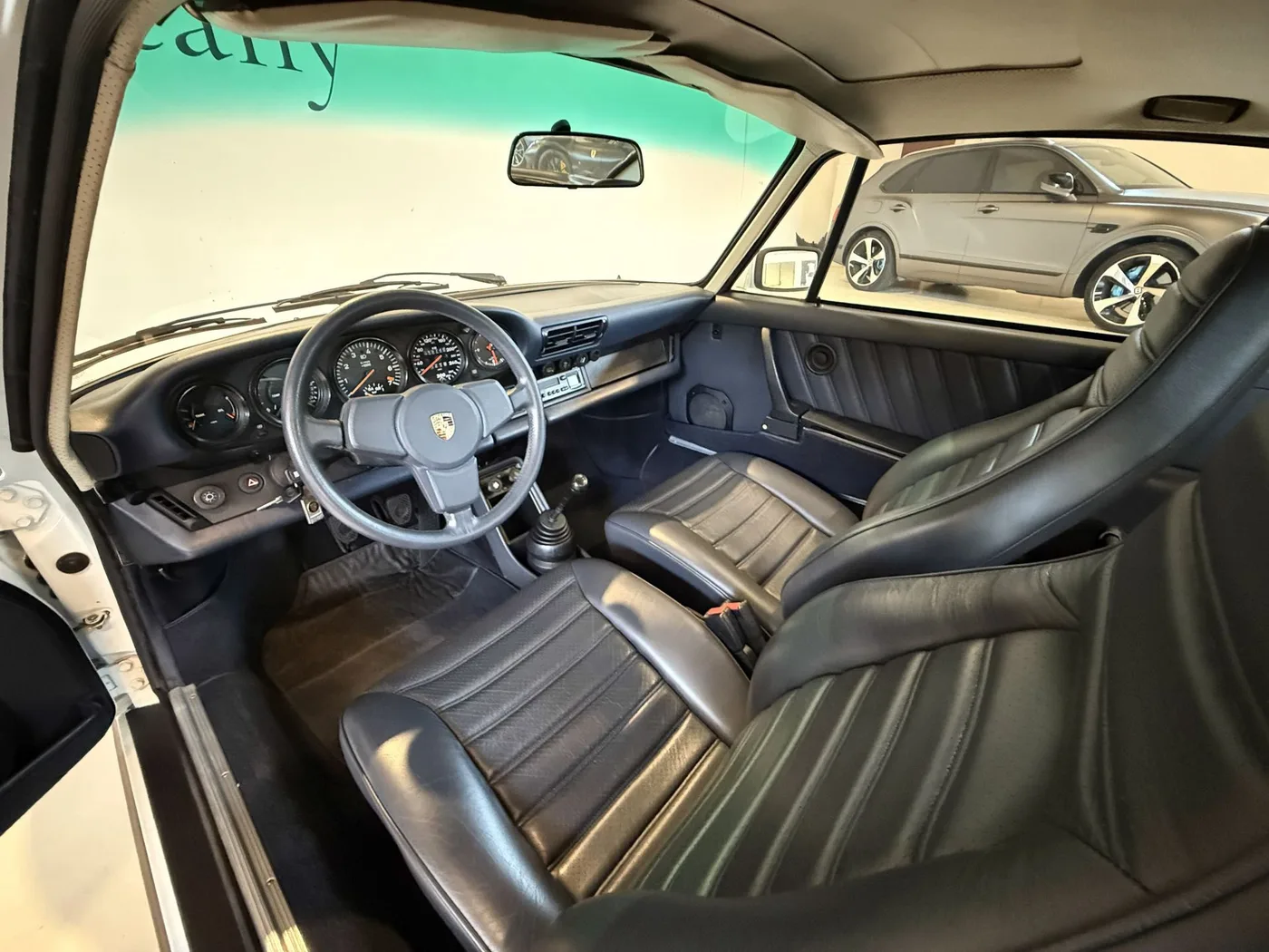 1983 Porsche 911 Turbo 3.3 proposée par un concessionnaire spécialisé à Lucca, Italie, photo 21 sur 25