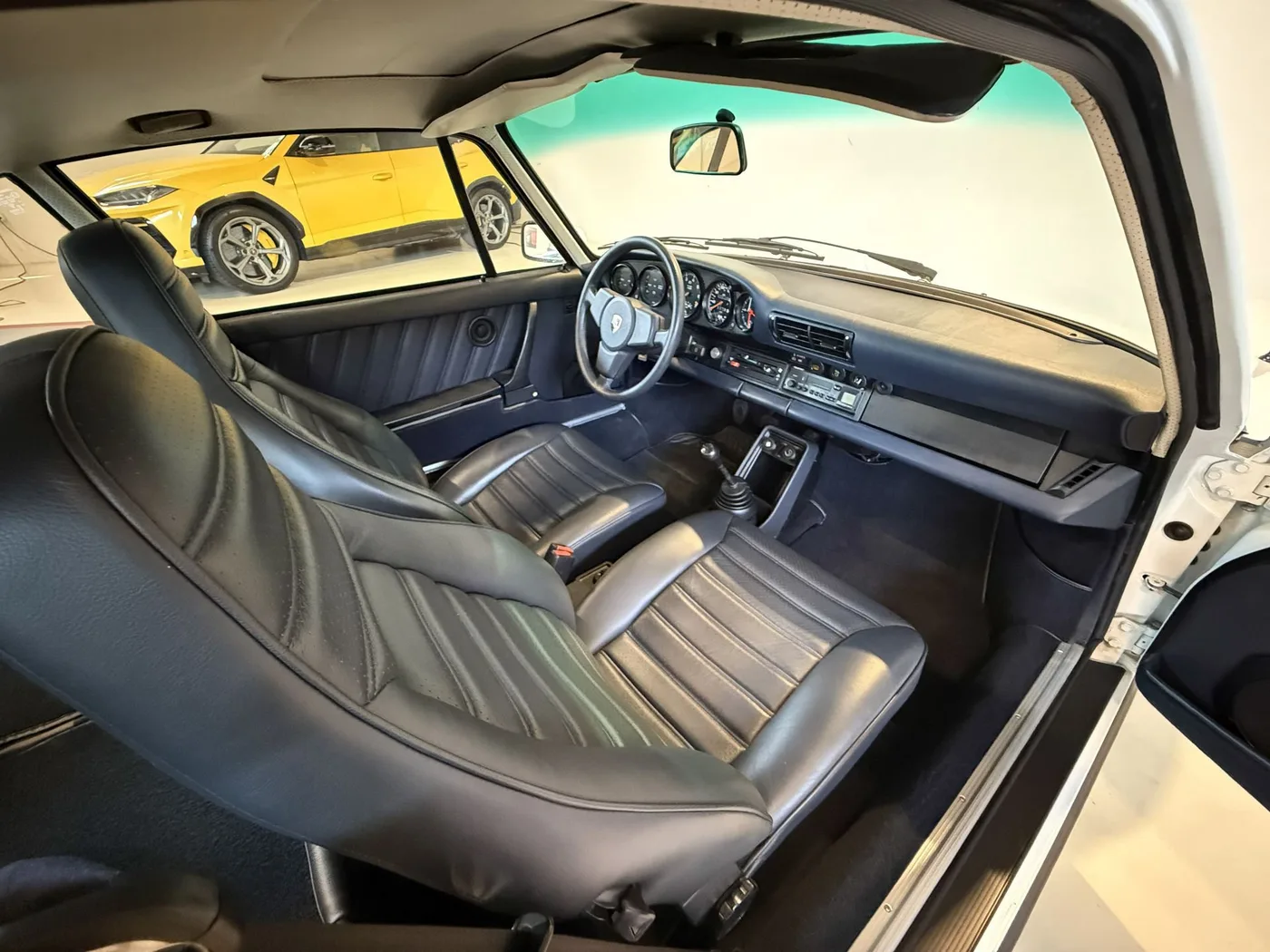1983 Porsche 911 Turbo 3.3 proposée par un concessionnaire spécialisé à Lucca, Italie, photo 22 sur 25