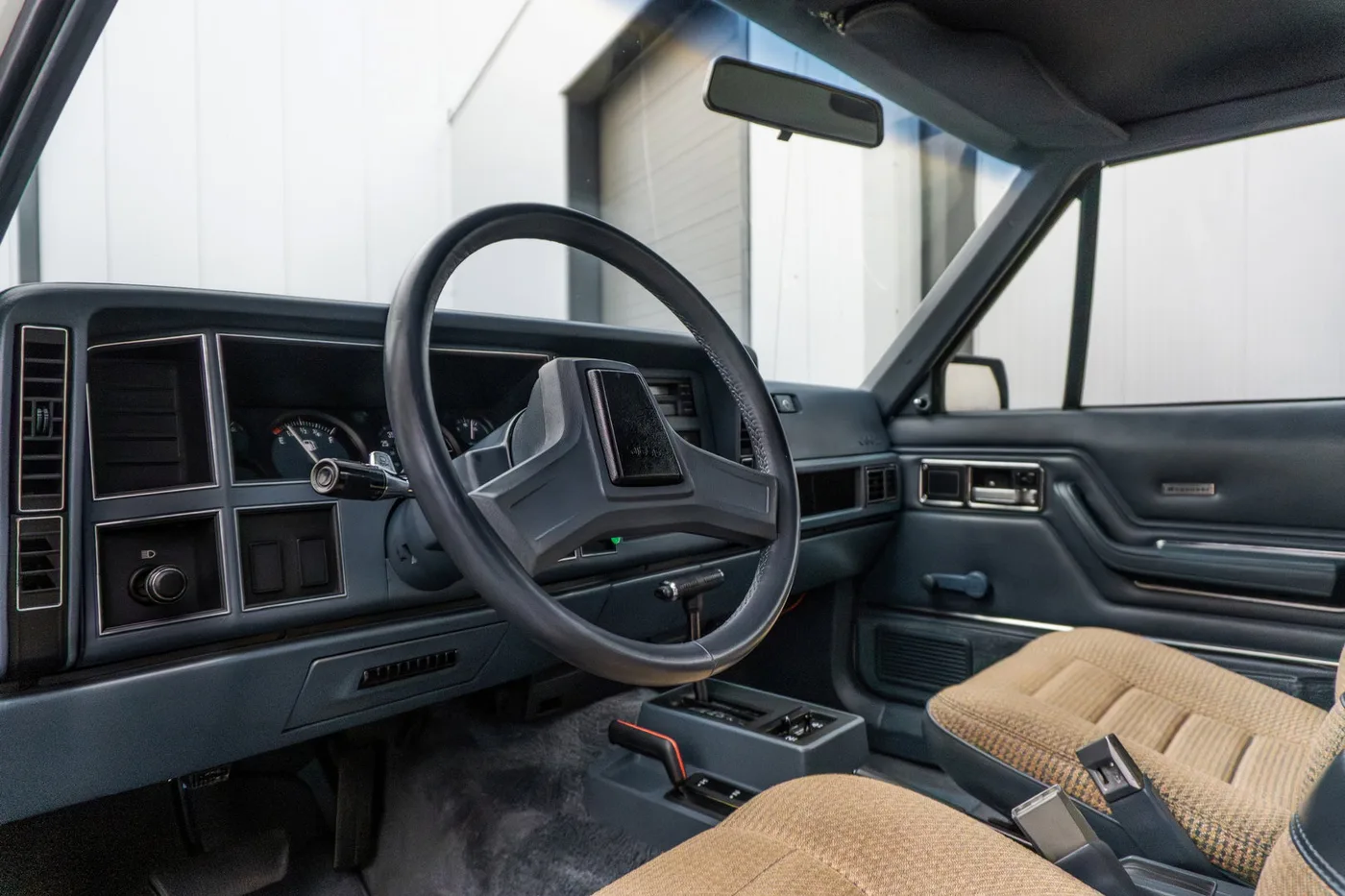 1984 Jeep Wagoneer offered by a supercar dealer in Woerden, Netherlands, photo 3 of 25