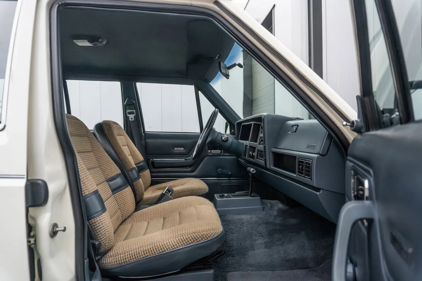 1984 Jeep Wagoneer offered by a supercar dealer in Woerden, Netherlands, photo 18 of 25