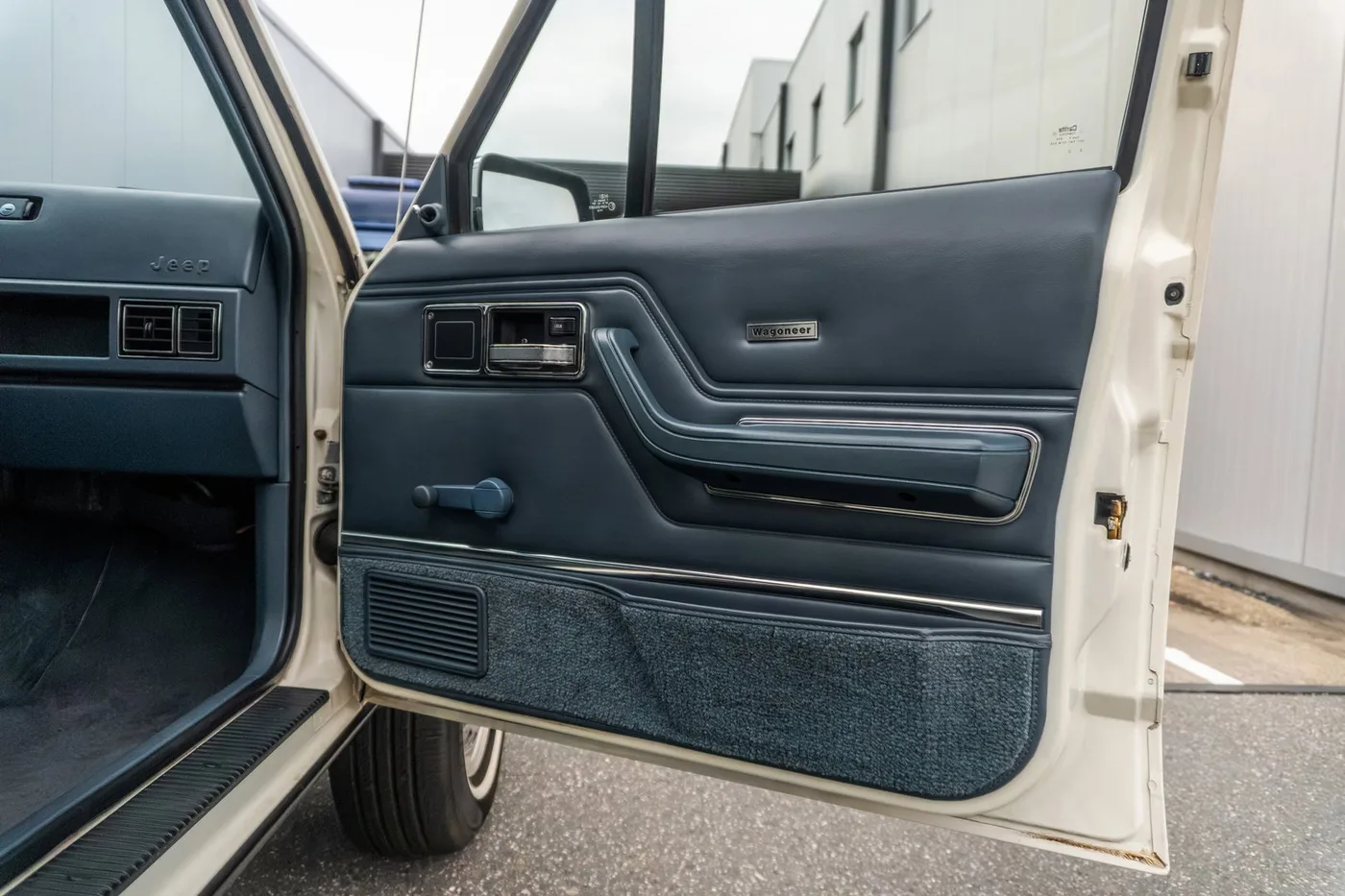 1984 Jeep Wagoneer offered by a supercar dealer in Woerden, Netherlands, photo 19 of 25