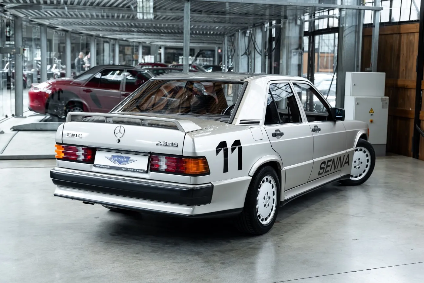 1985 Mercedes-Benz 190 E 2.3-16 angeboten von einem Fachhändler in Neuss, Deutschland, Foto 2 von 25