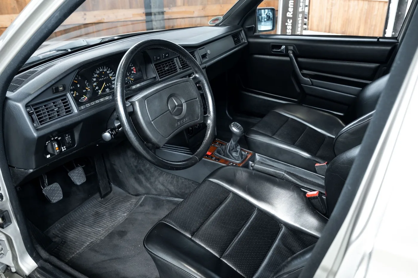 1985 Mercedes-Benz 190 E 2.3-16 angeboten von einem Fachhändler in Neuss, Deutschland, Foto 8 von 25
