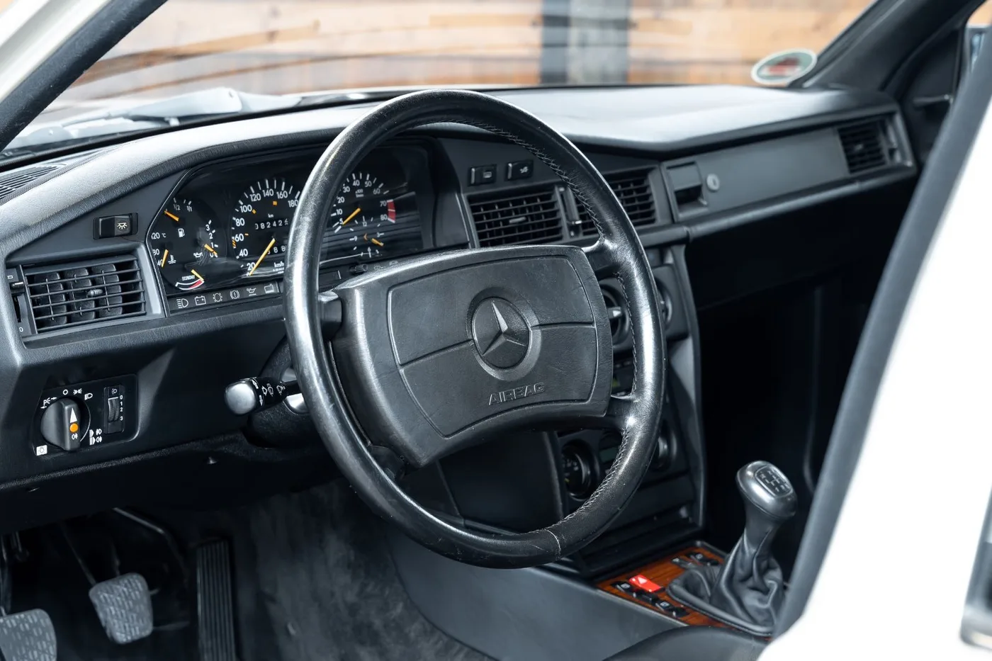 1985 Mercedes-Benz 190 E 2.3-16 angeboten von einem Fachhändler in Neuss, Deutschland, Foto 10 von 25